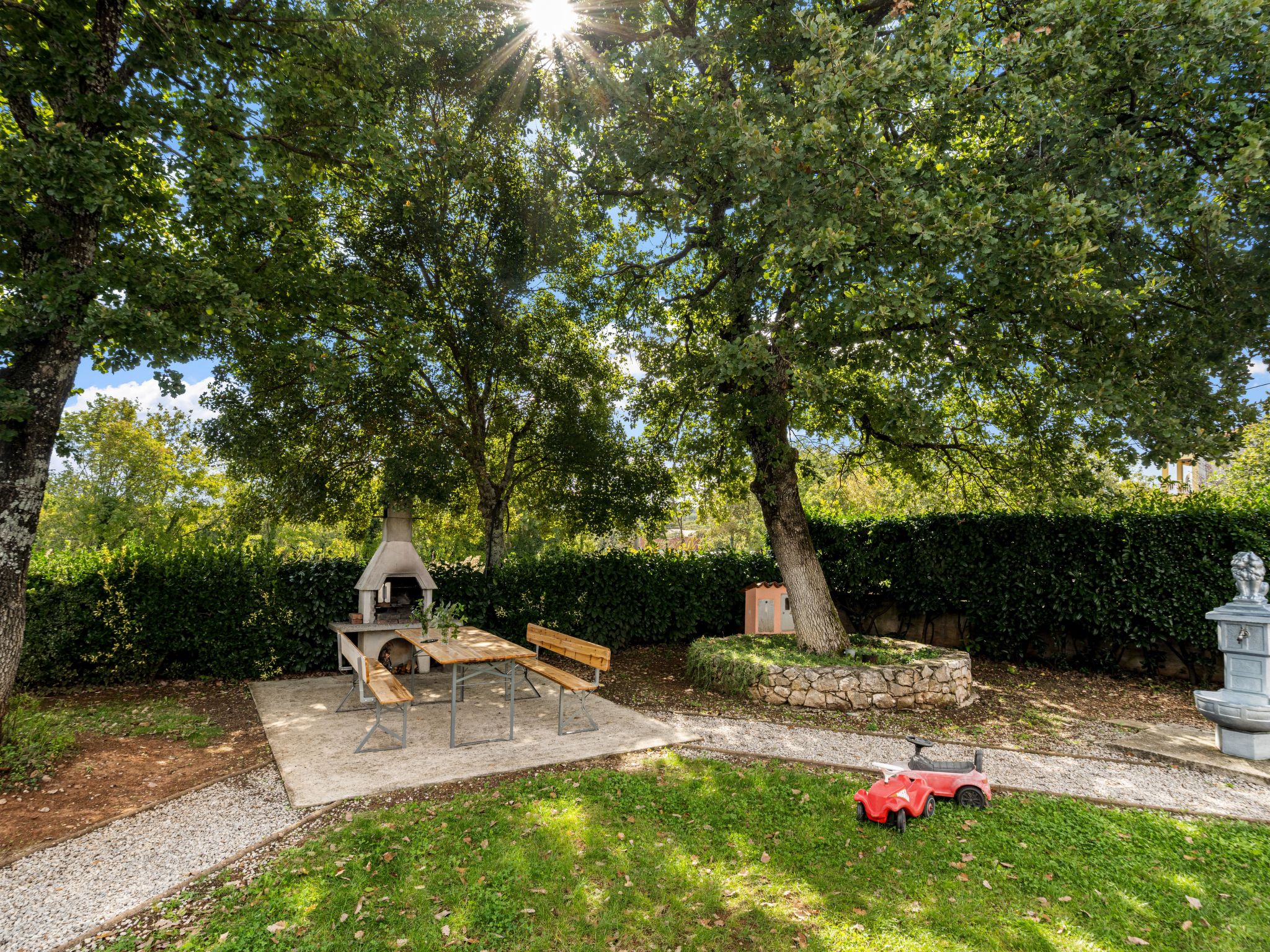 Mit Blick auf das Wasser-Drinnen