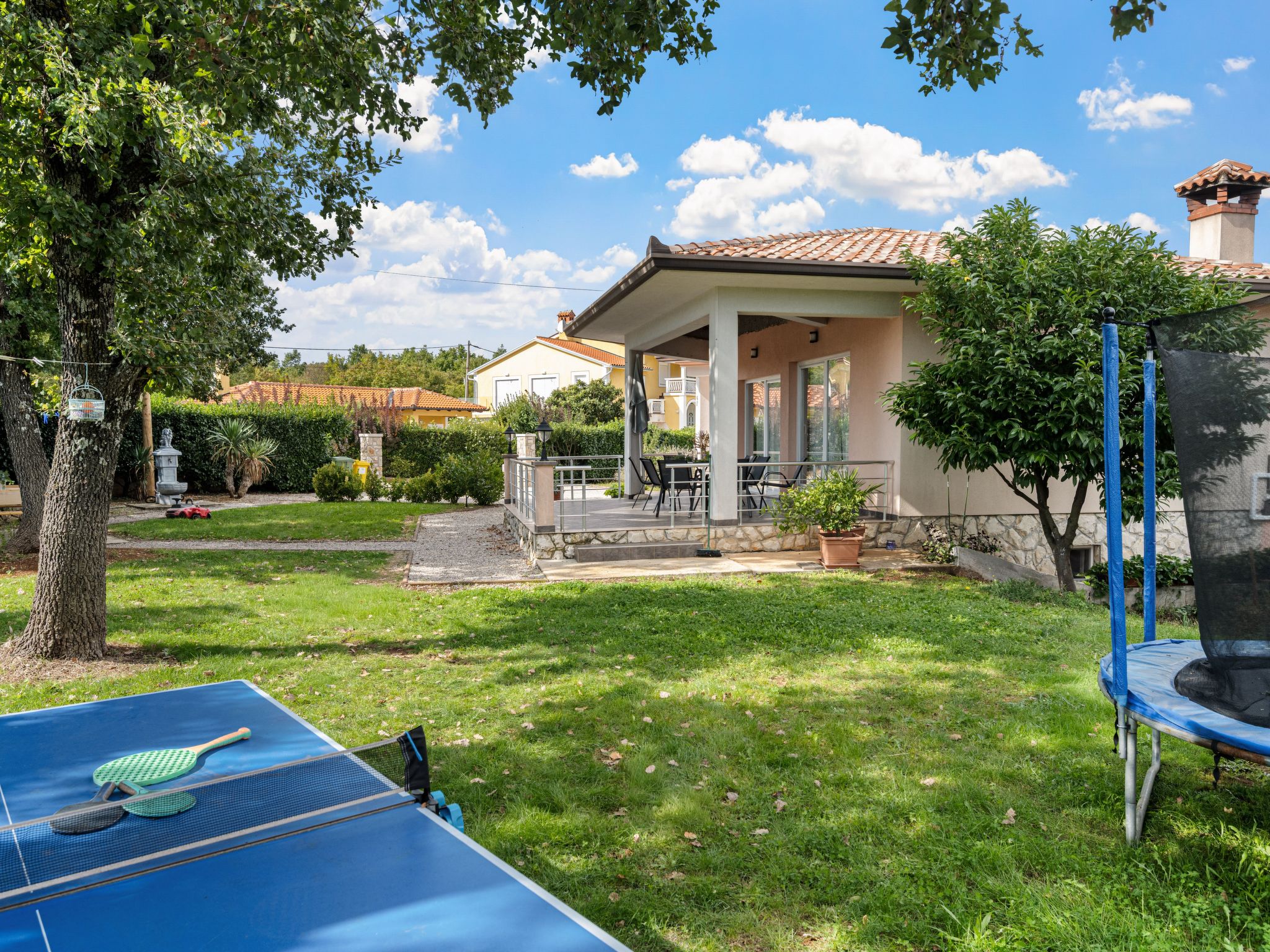 Mit Blick auf das Wasser-Drinnen