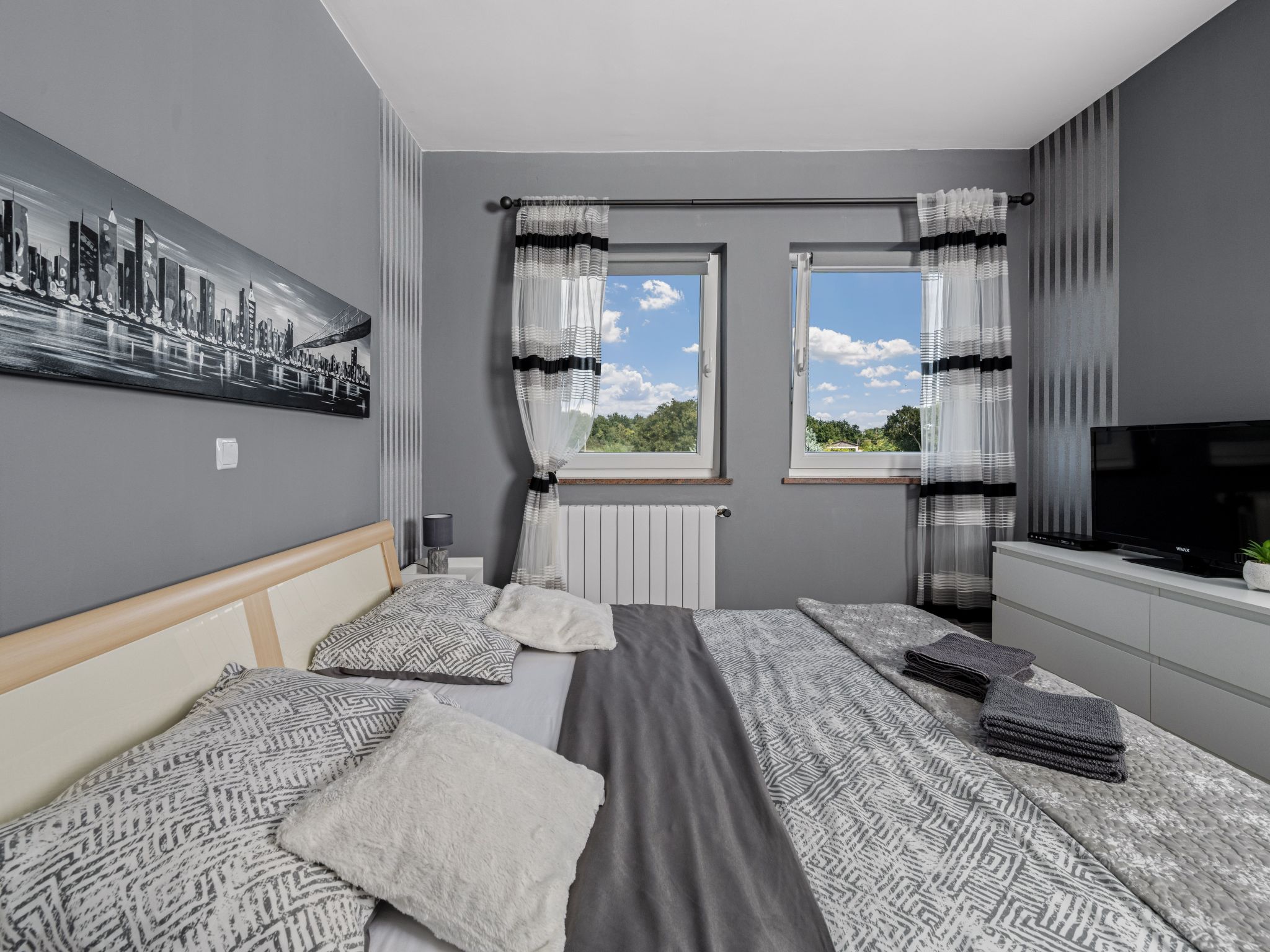 Mit Blick auf das Wasser-Drinnen