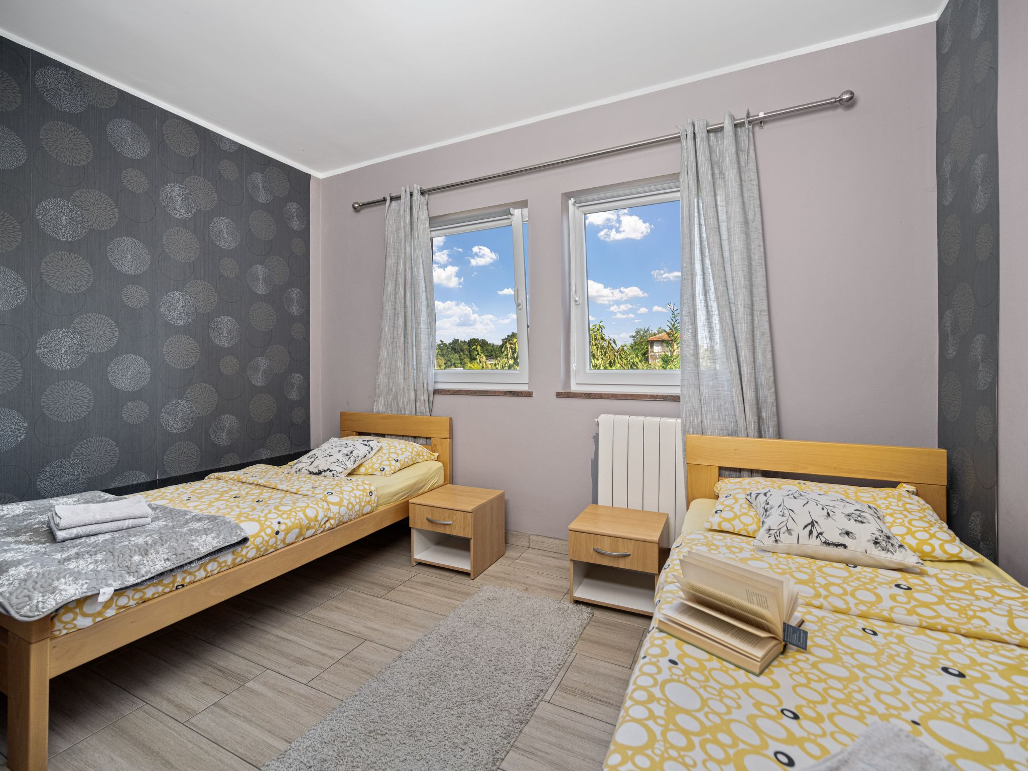 Mit Blick auf das Wasser-Drinnen