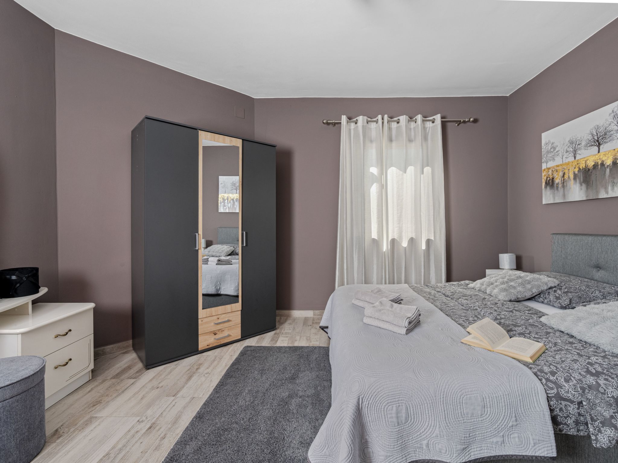 Mit Blick auf das Wasser-Drinnen