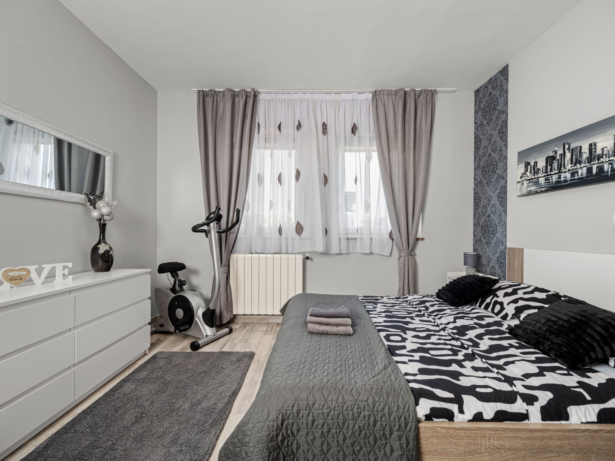 Mit Blick auf das Wasser-Drinnen