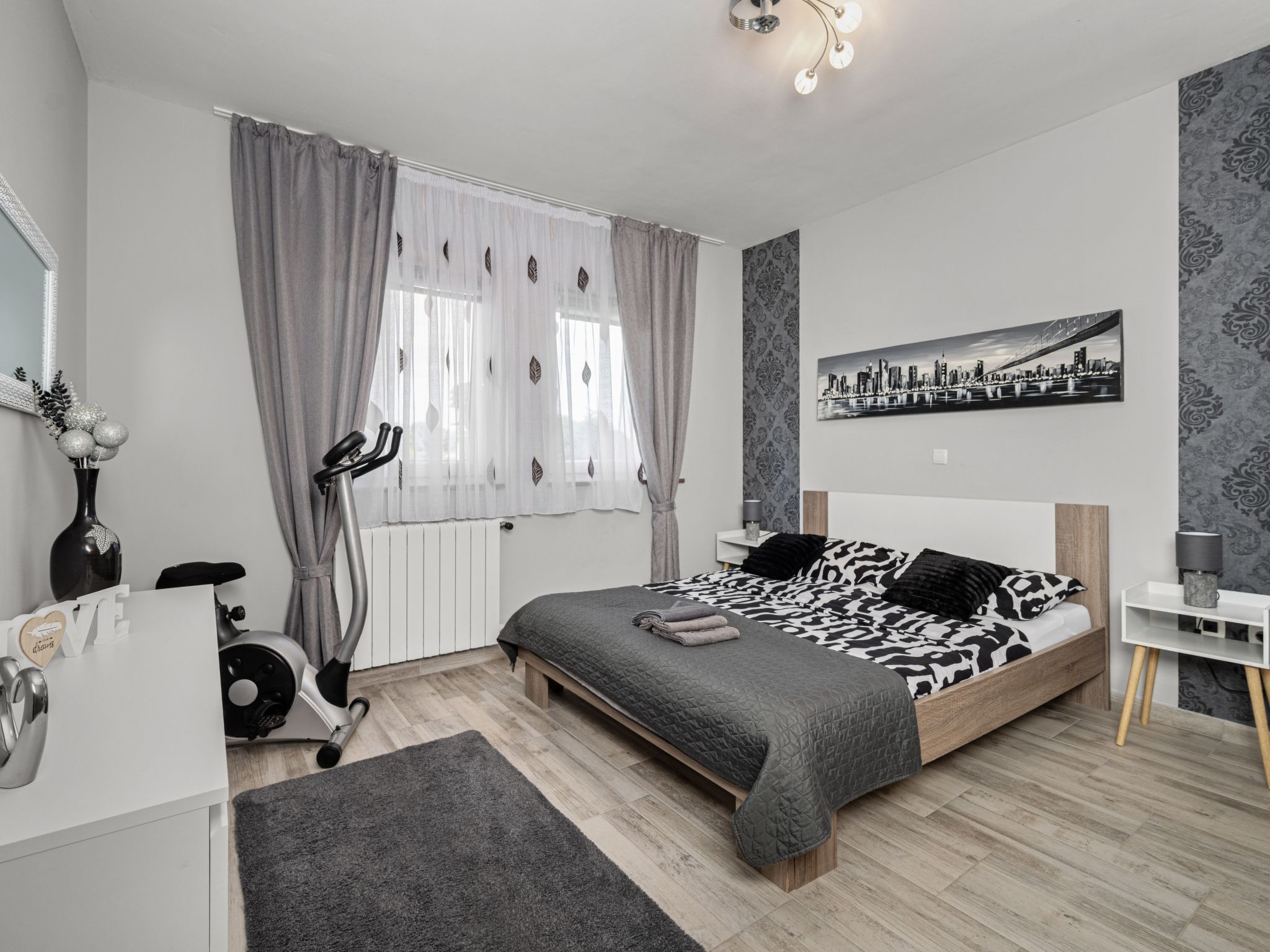 Mit Blick auf das Wasser-Drinnen