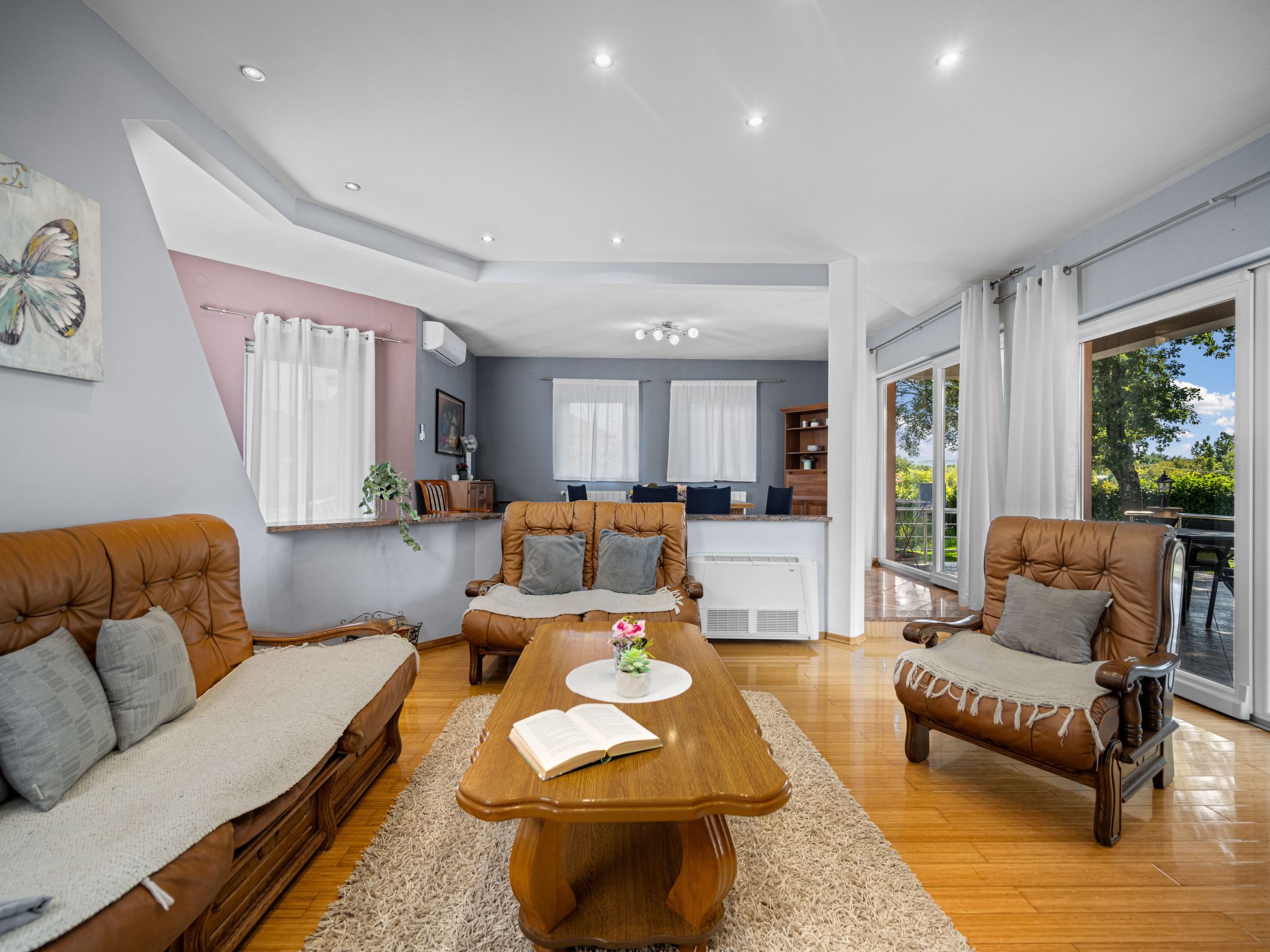 Mit Blick auf das Wasser-Drinnen