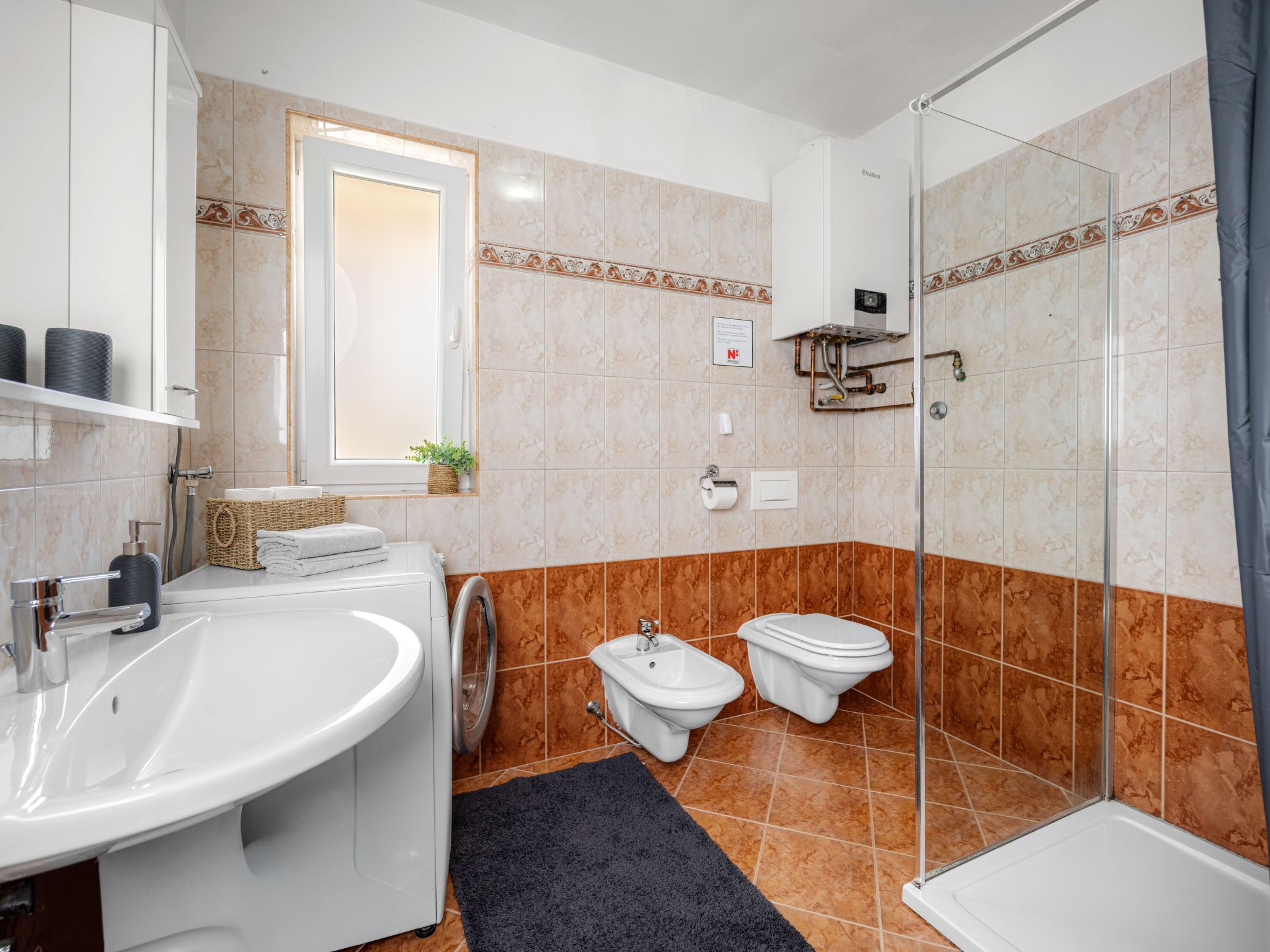 Mit Blick auf das Wasser-Drinnen