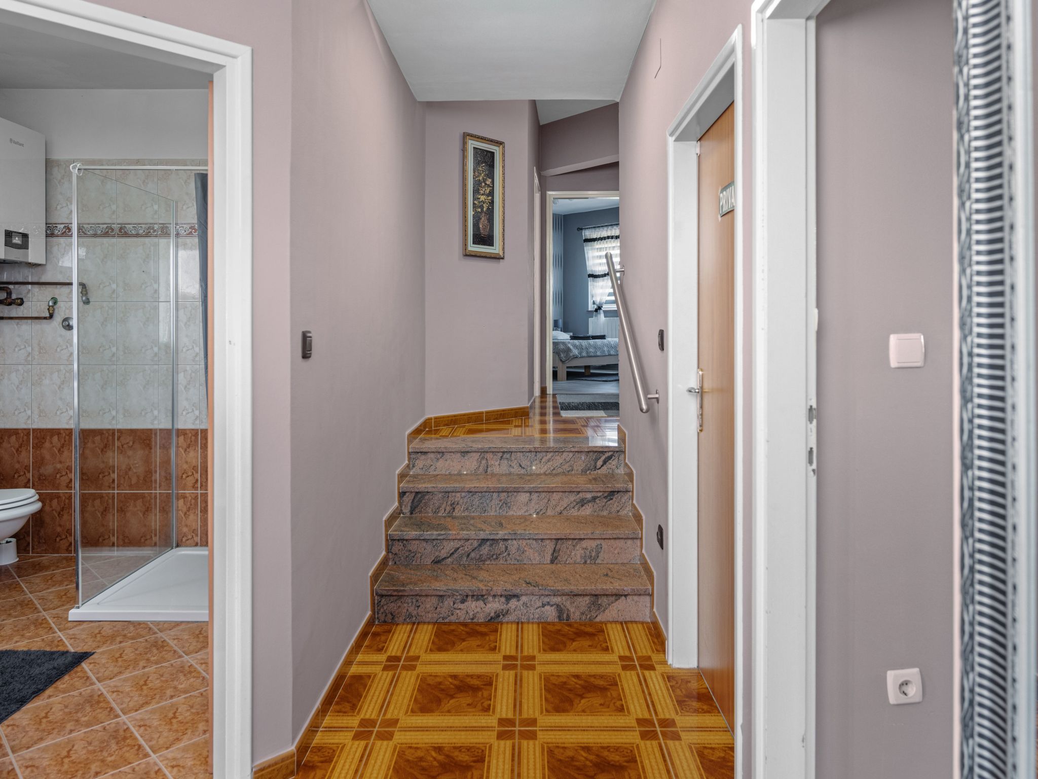 Mit Blick auf das Wasser-Drinnen