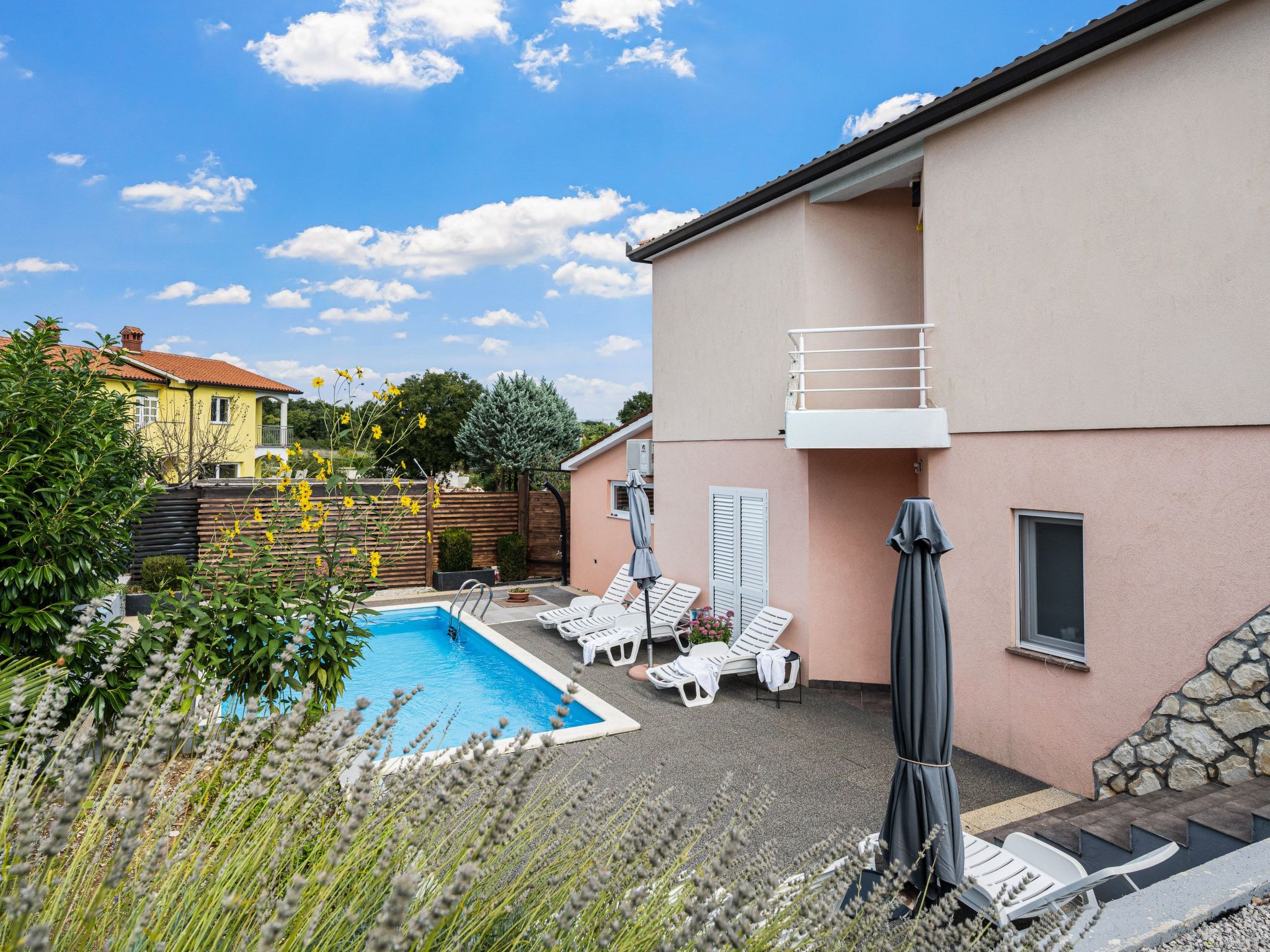 Mit Blick auf das Wasser-Drinnen