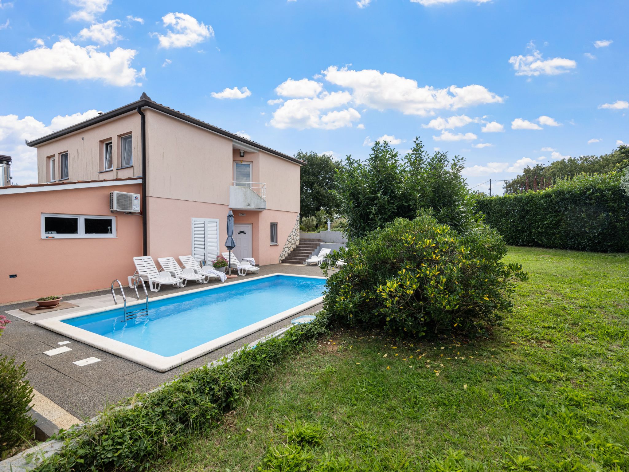 Mit Blick auf das Wasser-Drinnen