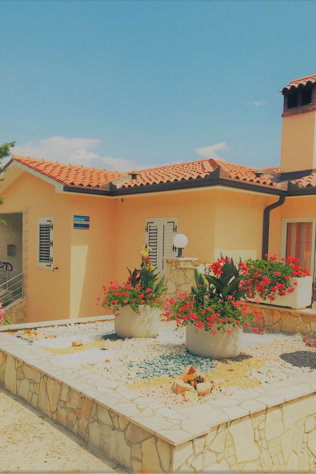 Maximaal 2 huisdieren/honden toegestaan. Discover the perfect getaway in our charming holiday flat in Ravni, Istria. The detached property offers everything you need for a relaxing holiday - ideal for..