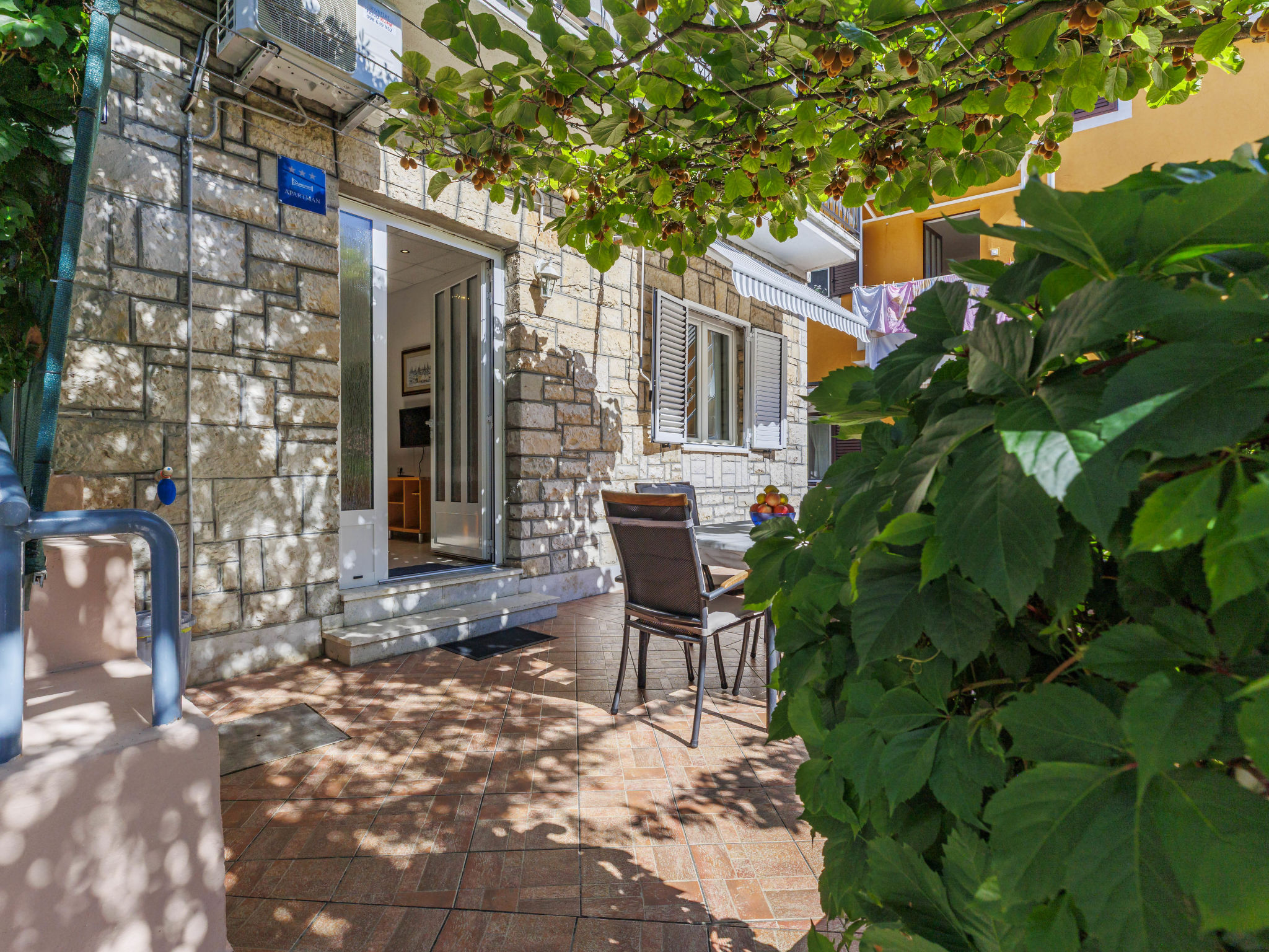Lidija-Outside