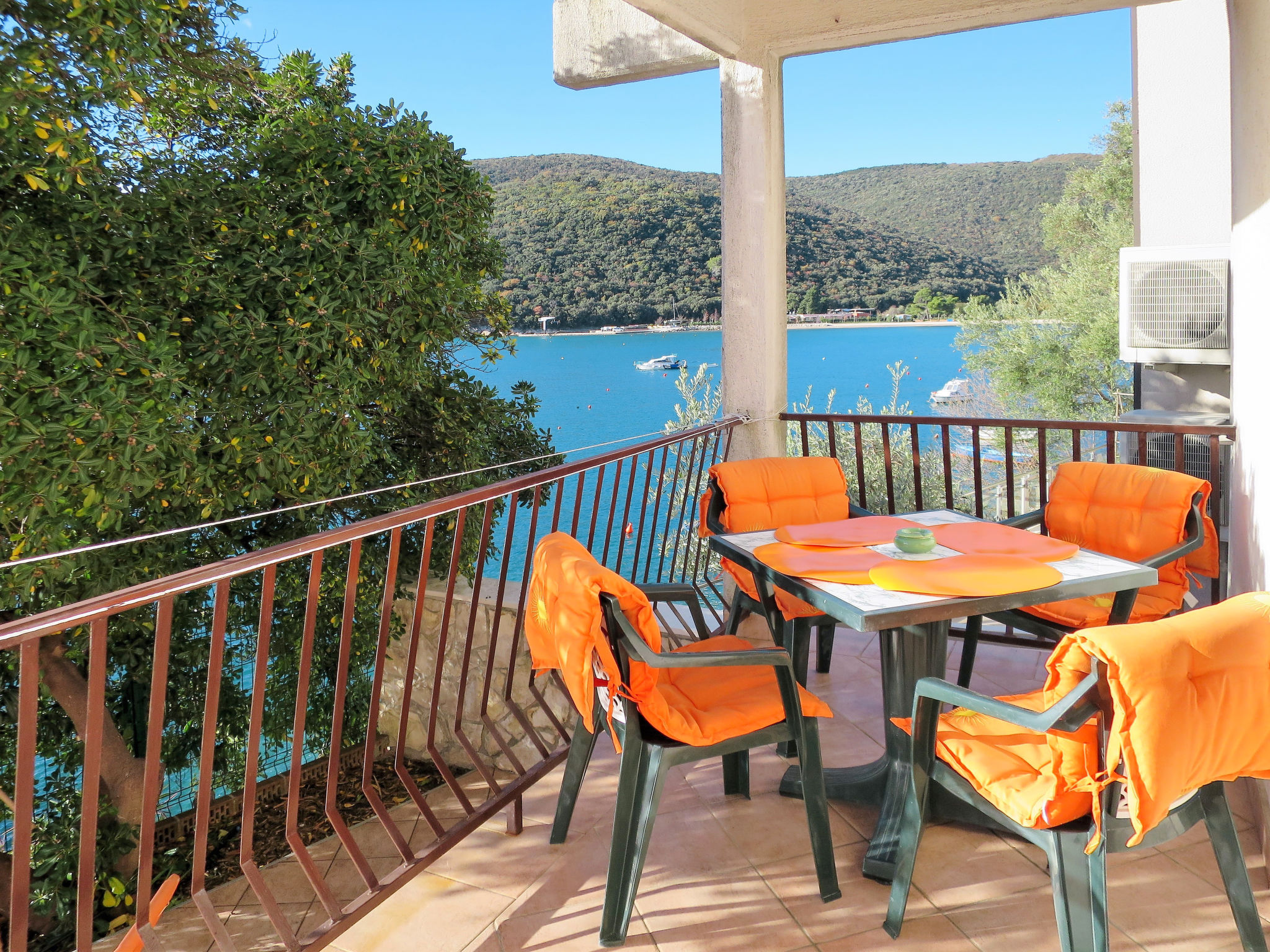 "Lili", appartement 2-kamers 50 m2, op de begane grond. Woon-/eetkamer met 1 2-pers divanbed (150 cm), Sat-TV, radio en air-conditioning. 1 kamer met 1 2-pers bed (180 cm). Kleine, open keuken in de h..