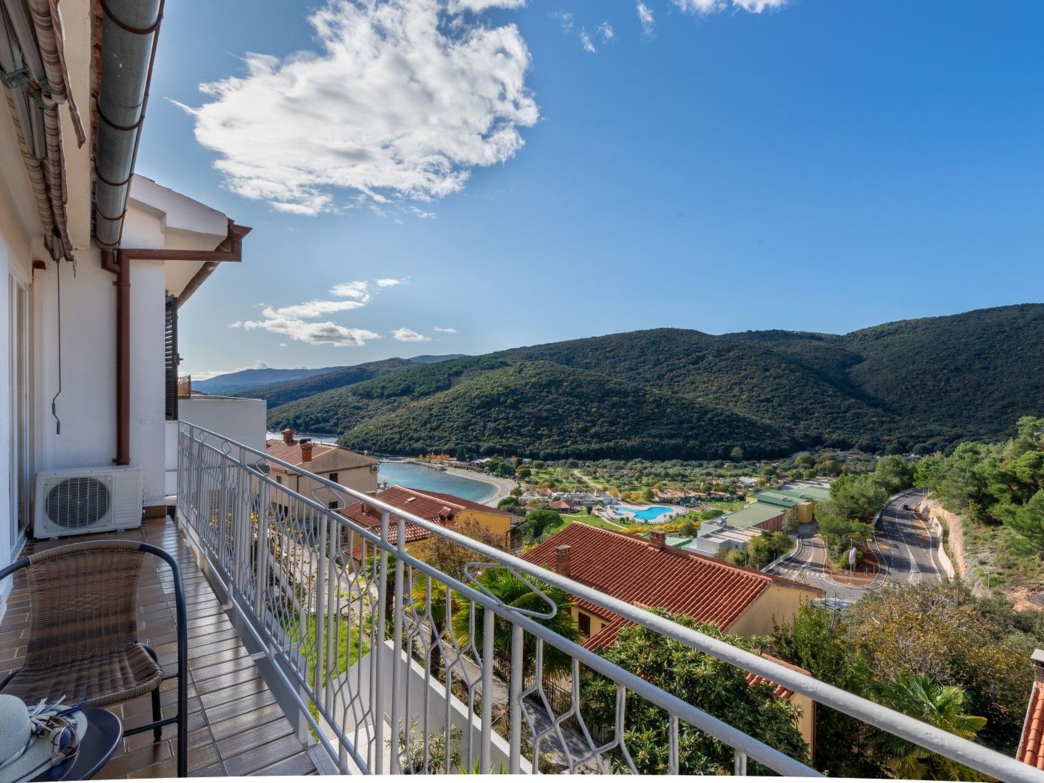 This holiday apartment provides 45m² of living space and is suitable for four people. It has a living room-kitchen with a table and four chairs. The kitchen unit is equipped with a stove, fridge and ..