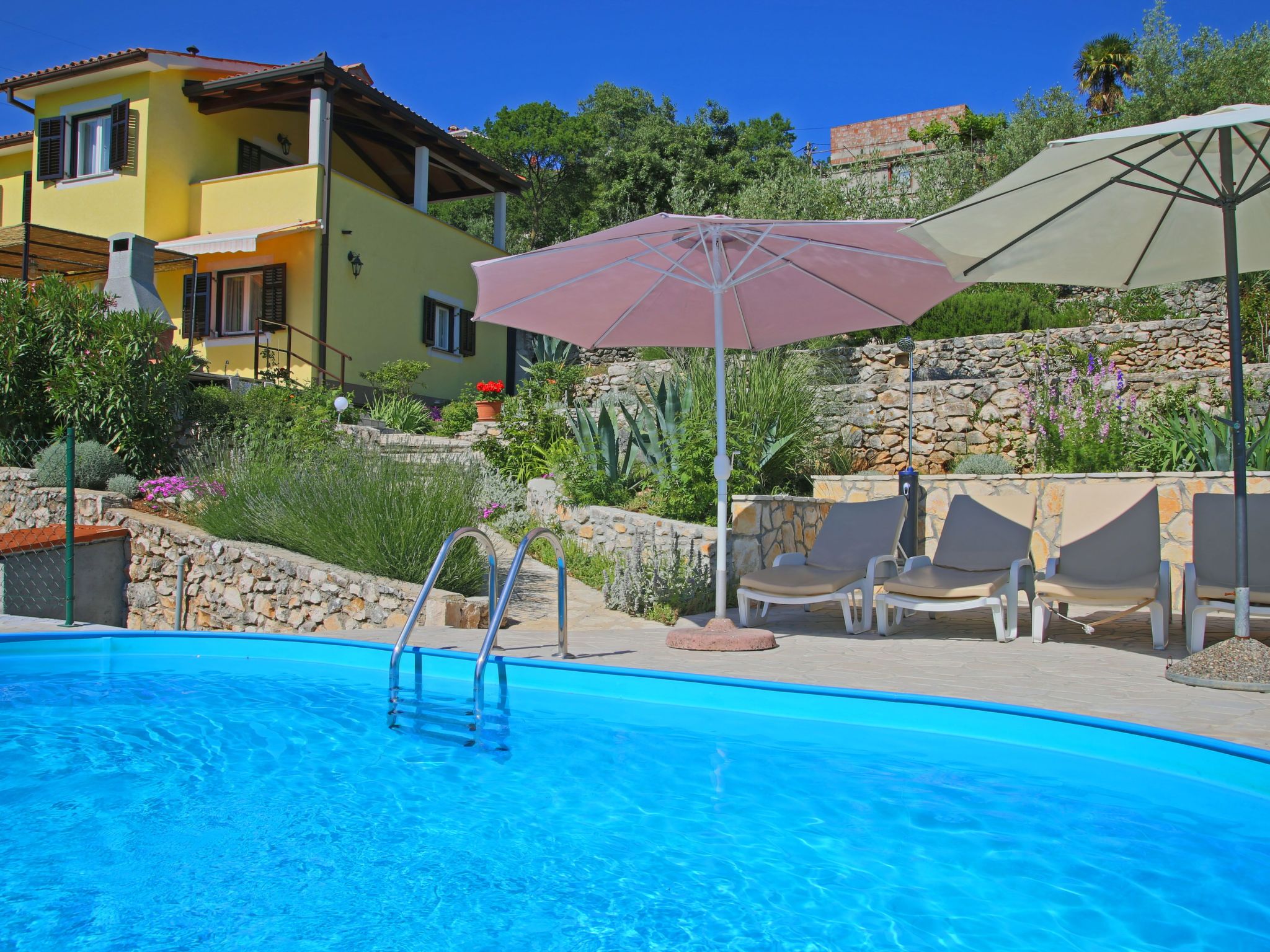 Mit eigenem Pool und schönem Meerblick-Binnen