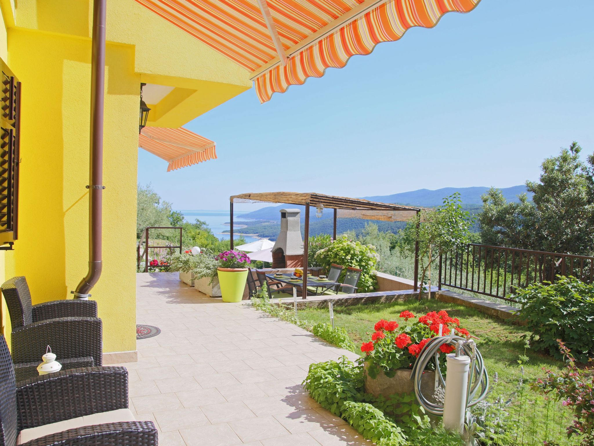 Mit eigenem Pool und schönem Meerblick-Binnen