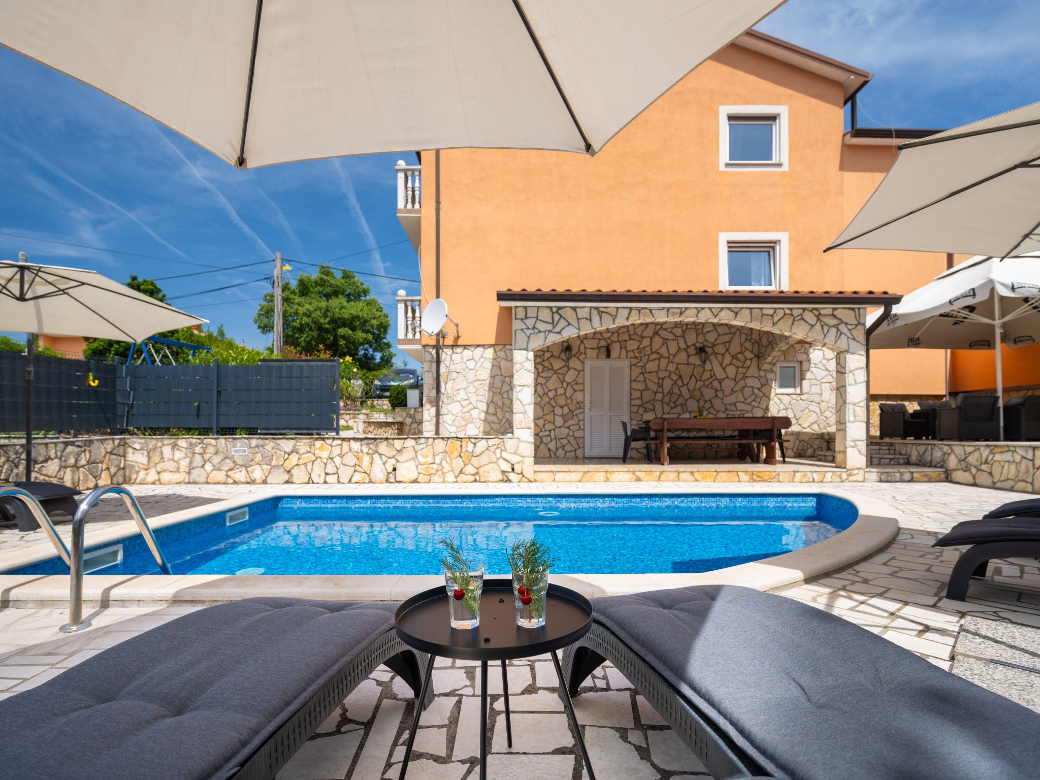 Villa Fortuna für bis zu 9 Personen und mit beheiztem Aussenpool-Binnen