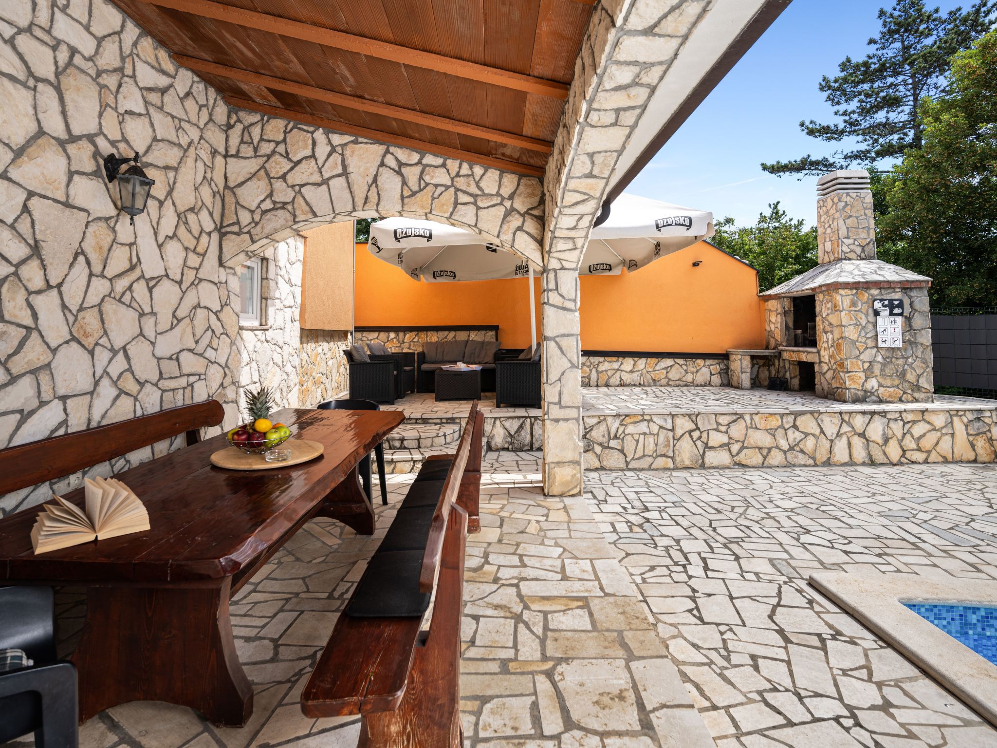 Villa Fortuna für bis zu 9 Personen und mit beheiztem Aussenpool-Binnen