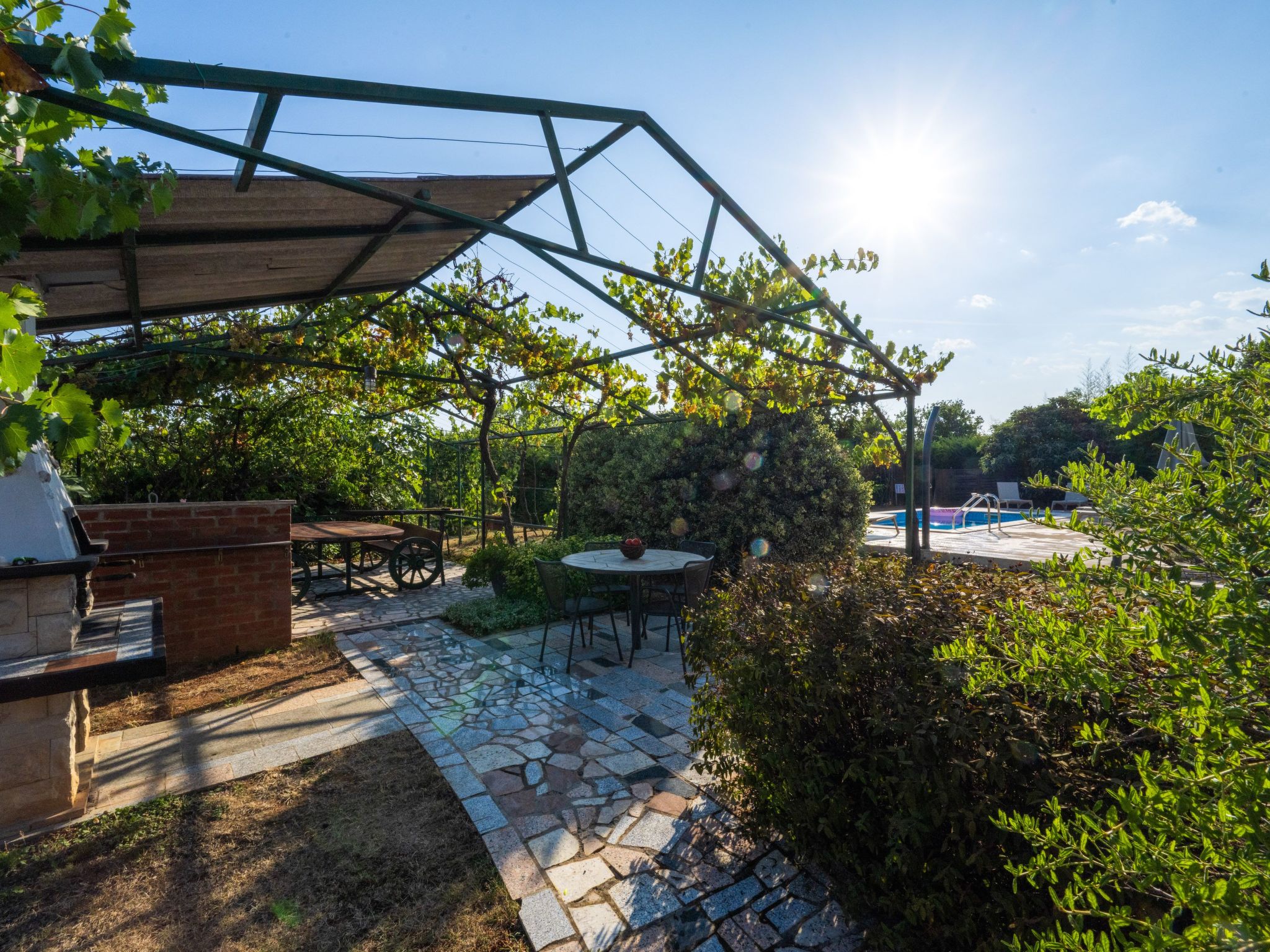 Attraktive Wohnung mit privatem Pool-Drinnen