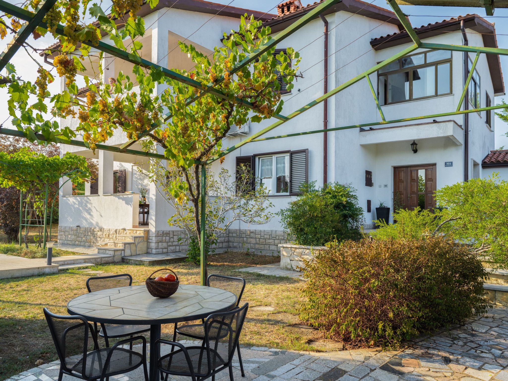 Attraktive Wohnung mit privatem Pool-Drinnen