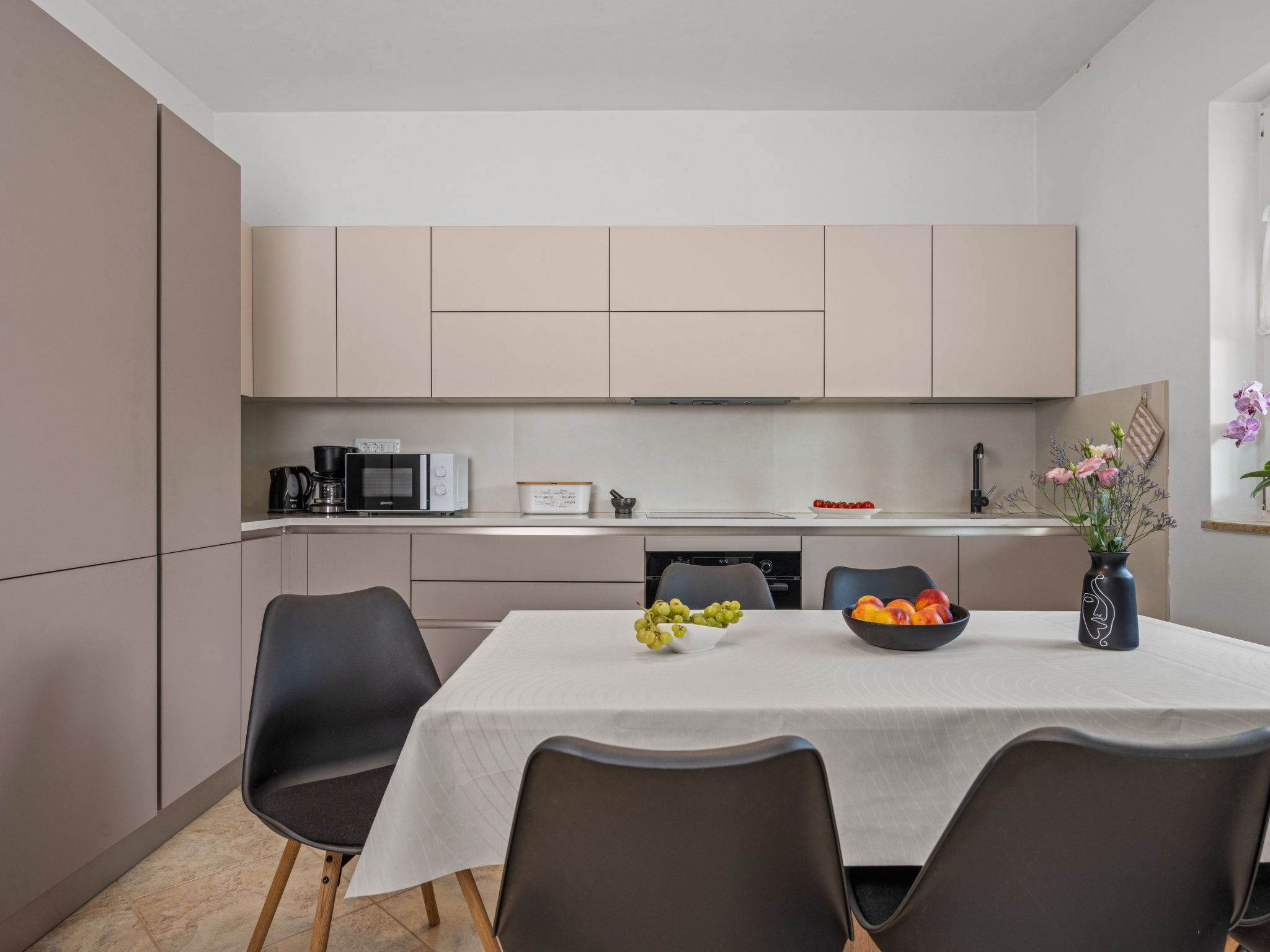 Attraktive Wohnung mit privatem Pool-Drinnen