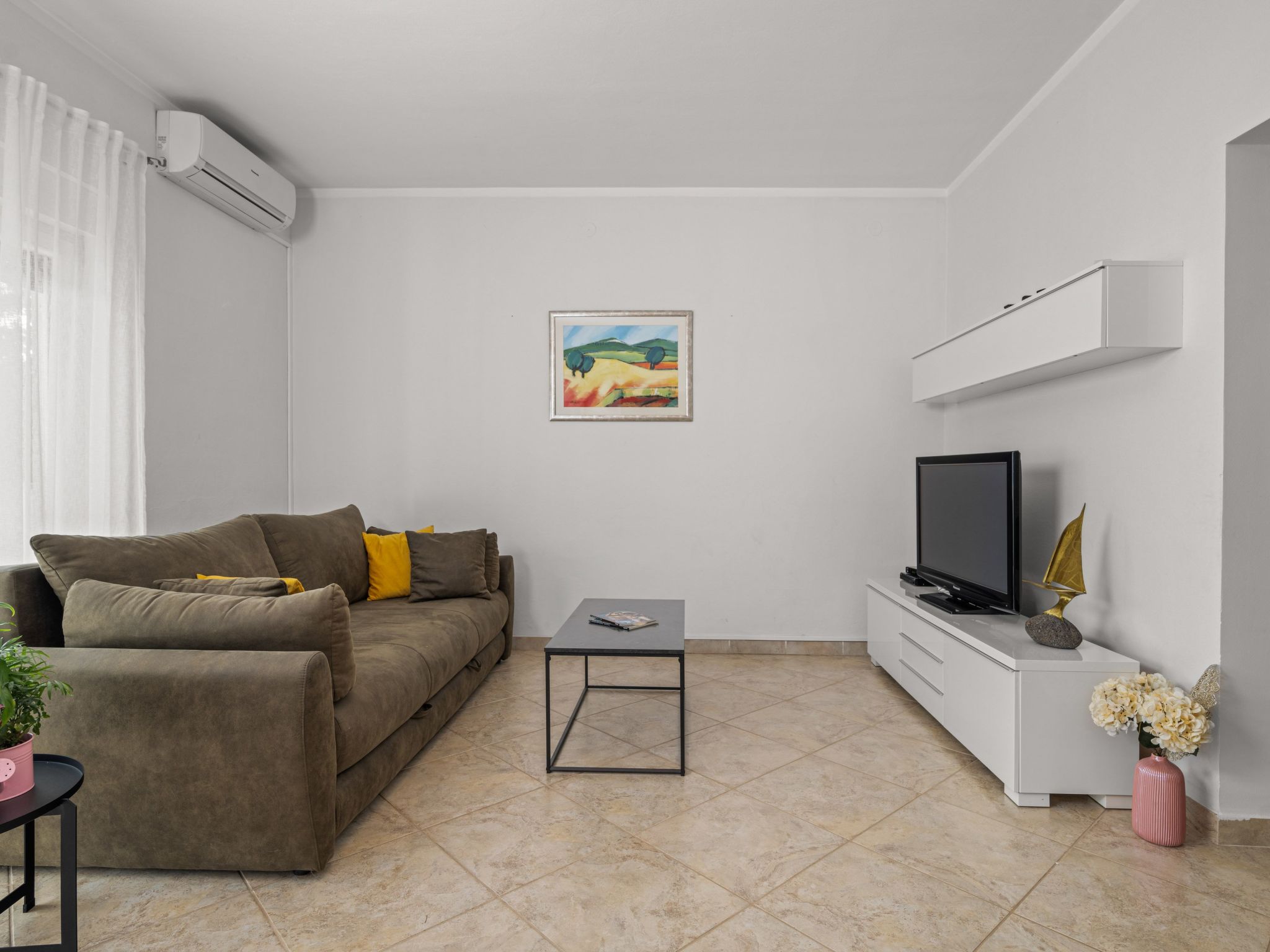 Attraktive Wohnung mit privatem Pool-Drinnen