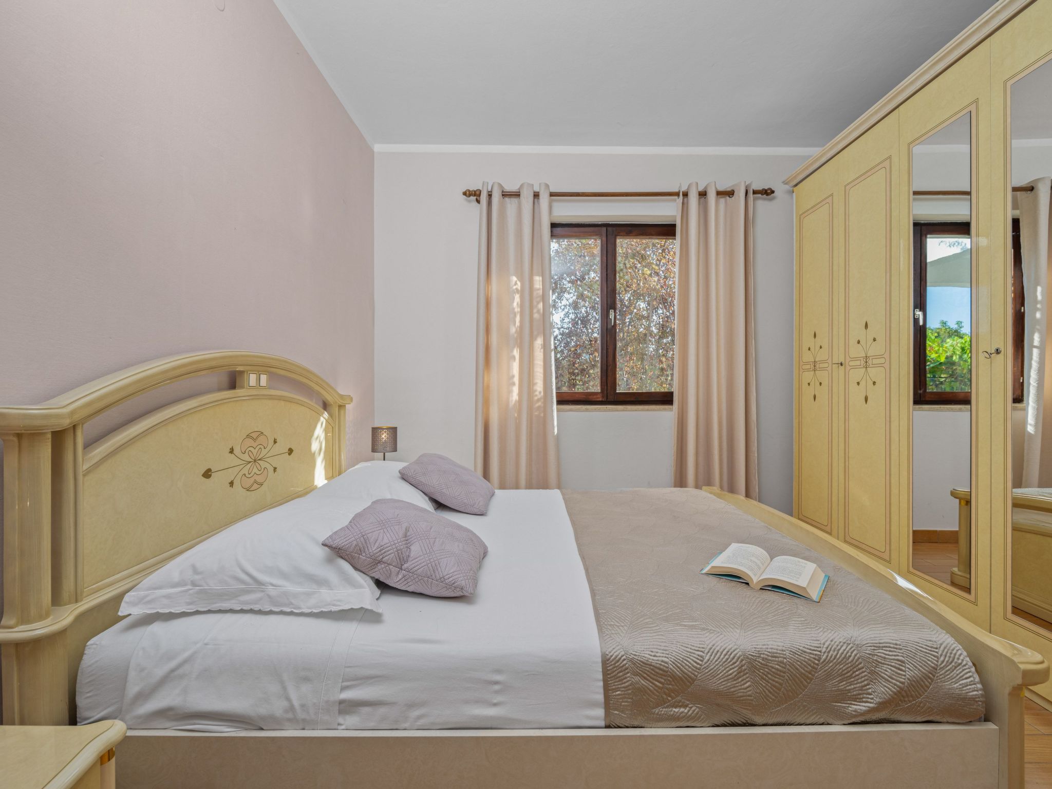 Attraktive Wohnung mit privatem Pool-Drinnen