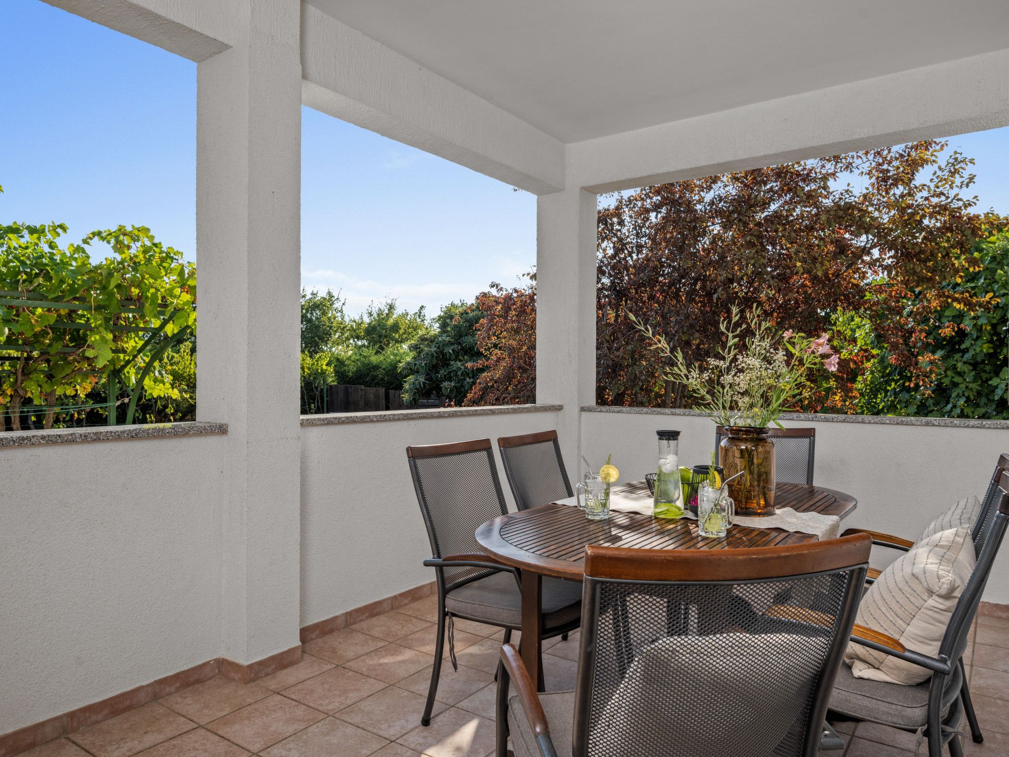 Attraktive Wohnung mit privatem Pool-Drinnen