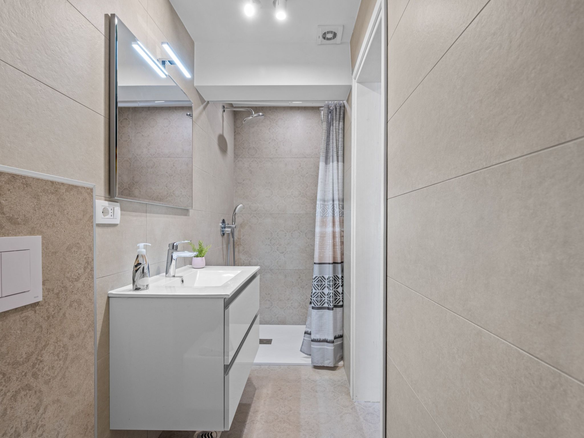 Attraktive Wohnung mit privatem Pool-Drinnen