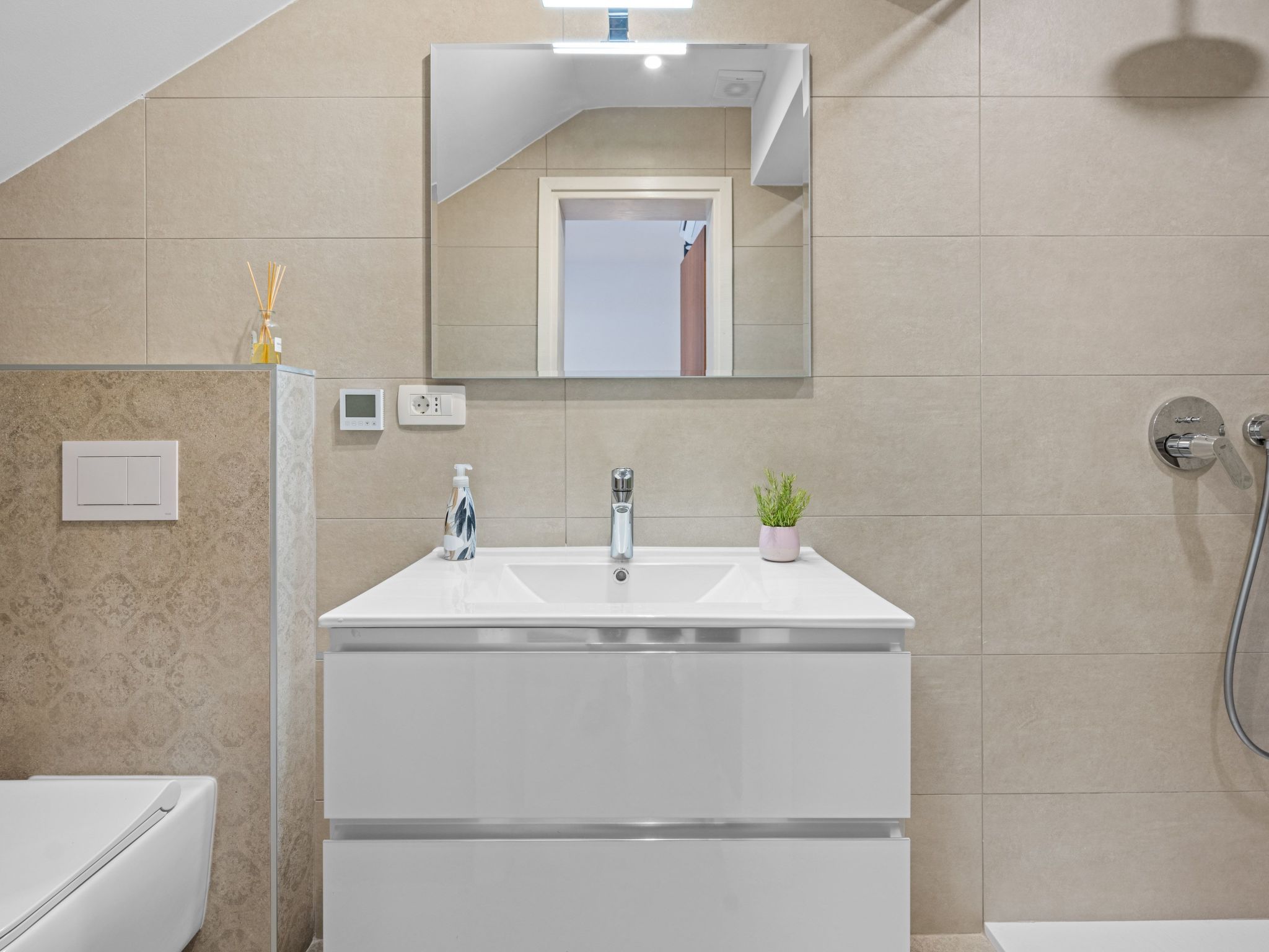 Attraktive Wohnung mit privatem Pool-Drinnen