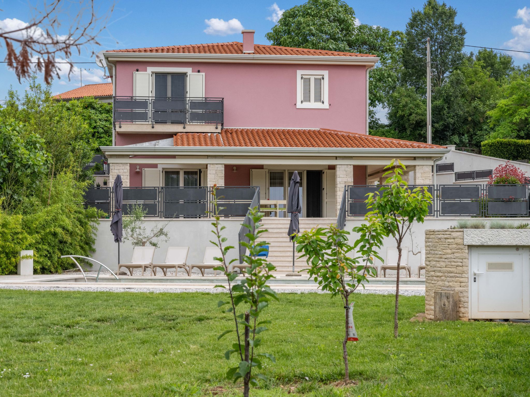 Villa Violette mit Pool nahe Stadtzentrum-Binnen