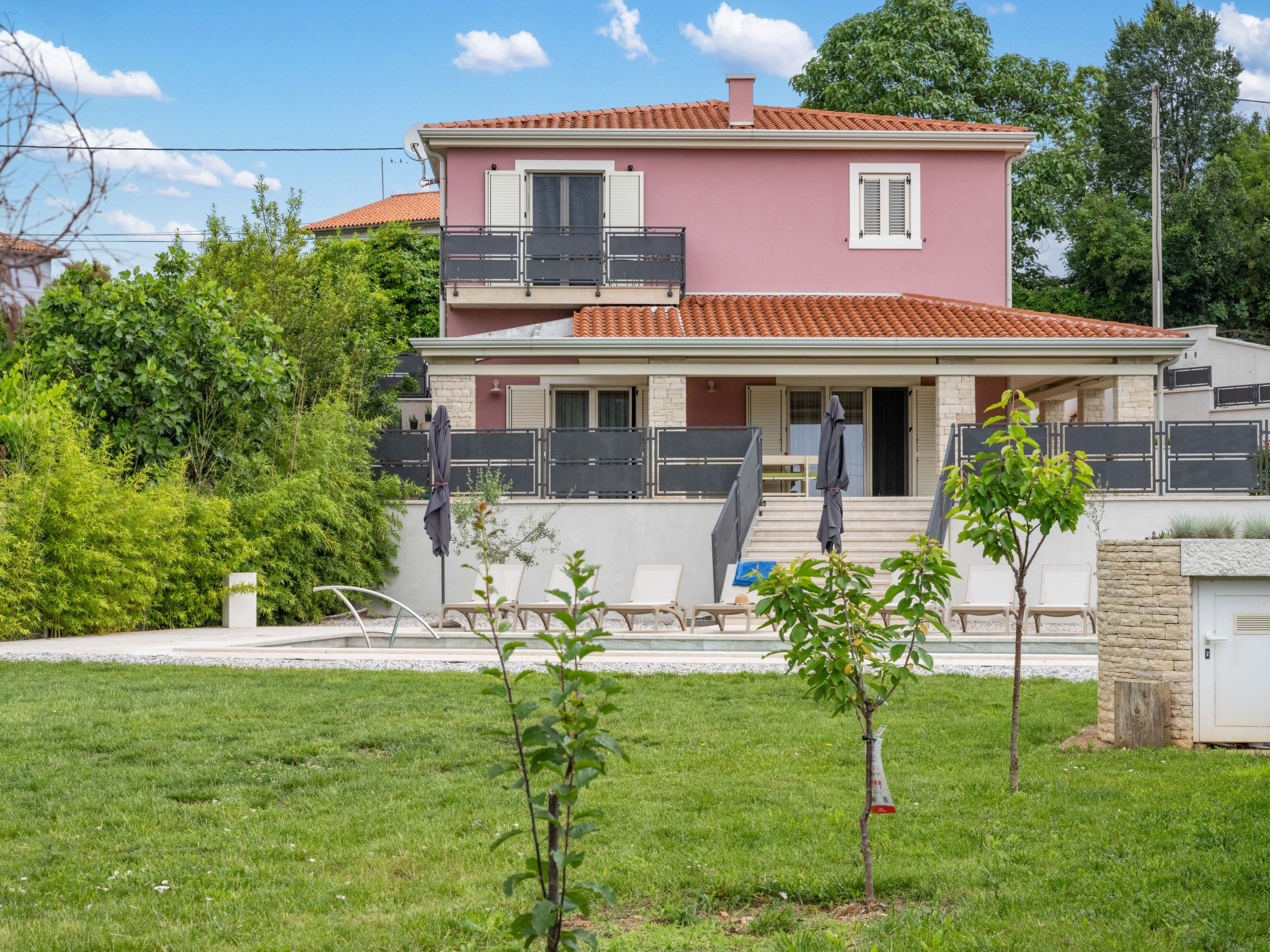 Villa Violette mit Pool nahe Stadtzentrum-Binnen