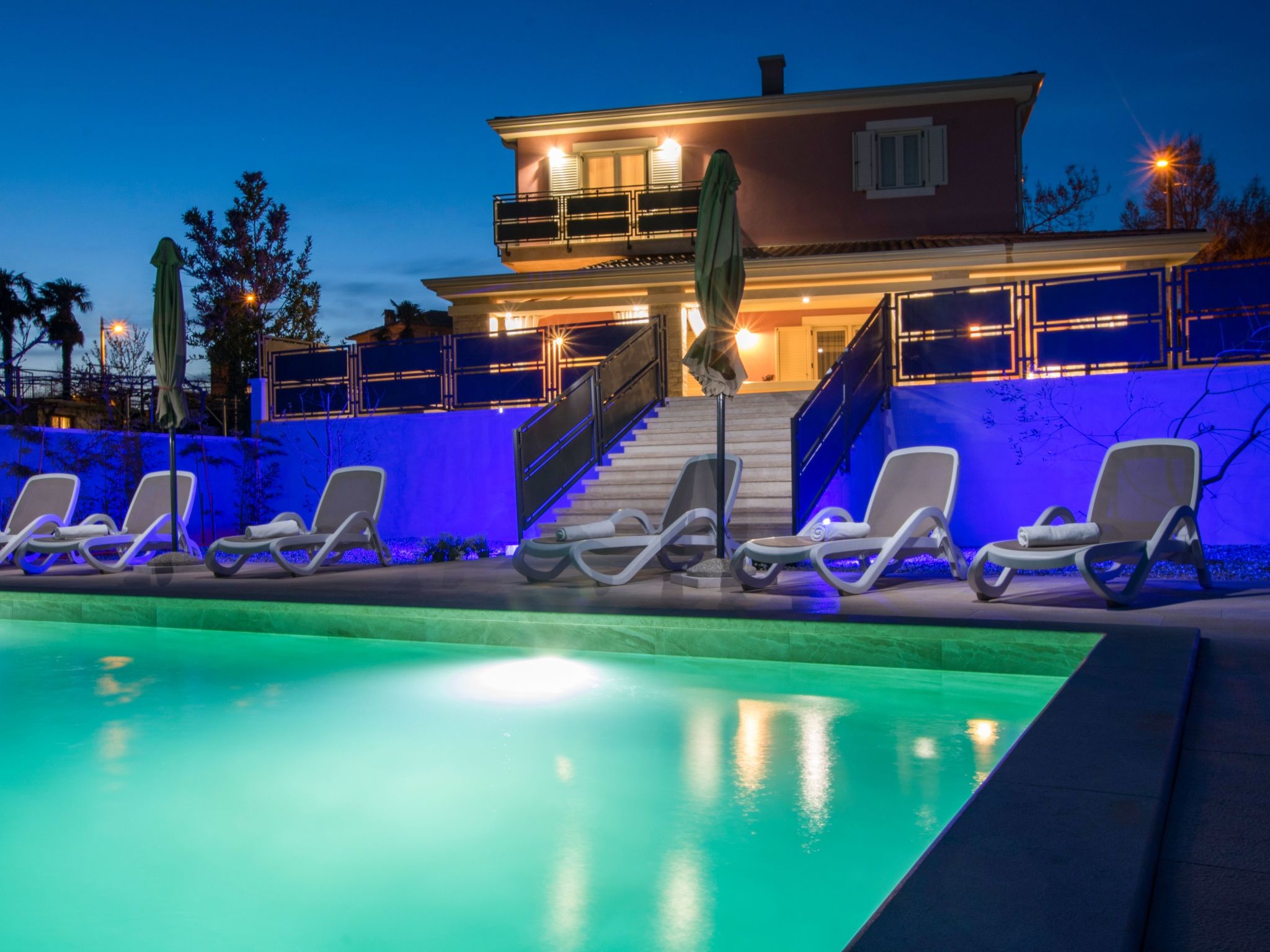 Villa Violette mit Pool nahe Stadtzentrum-Binnen