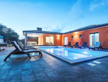 Vrijstaande villa in Drenje met privézwembad, op 5 km van zee - thumbnail 2