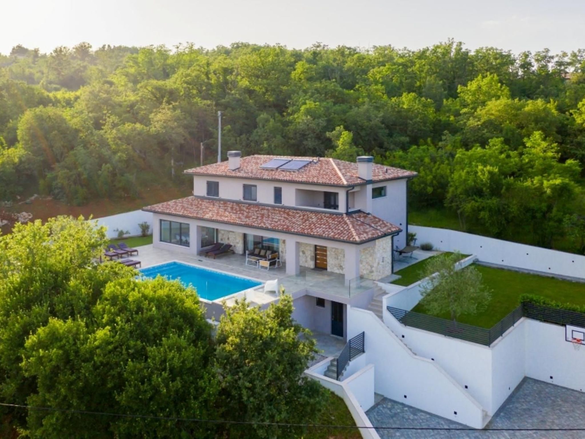 Villa Arsia is located in Labin, the largest town in eastern Istria.The outside of this amazing property is made for entertainment and relaxation. For those who enjoy peace and relaxation, there is a ..