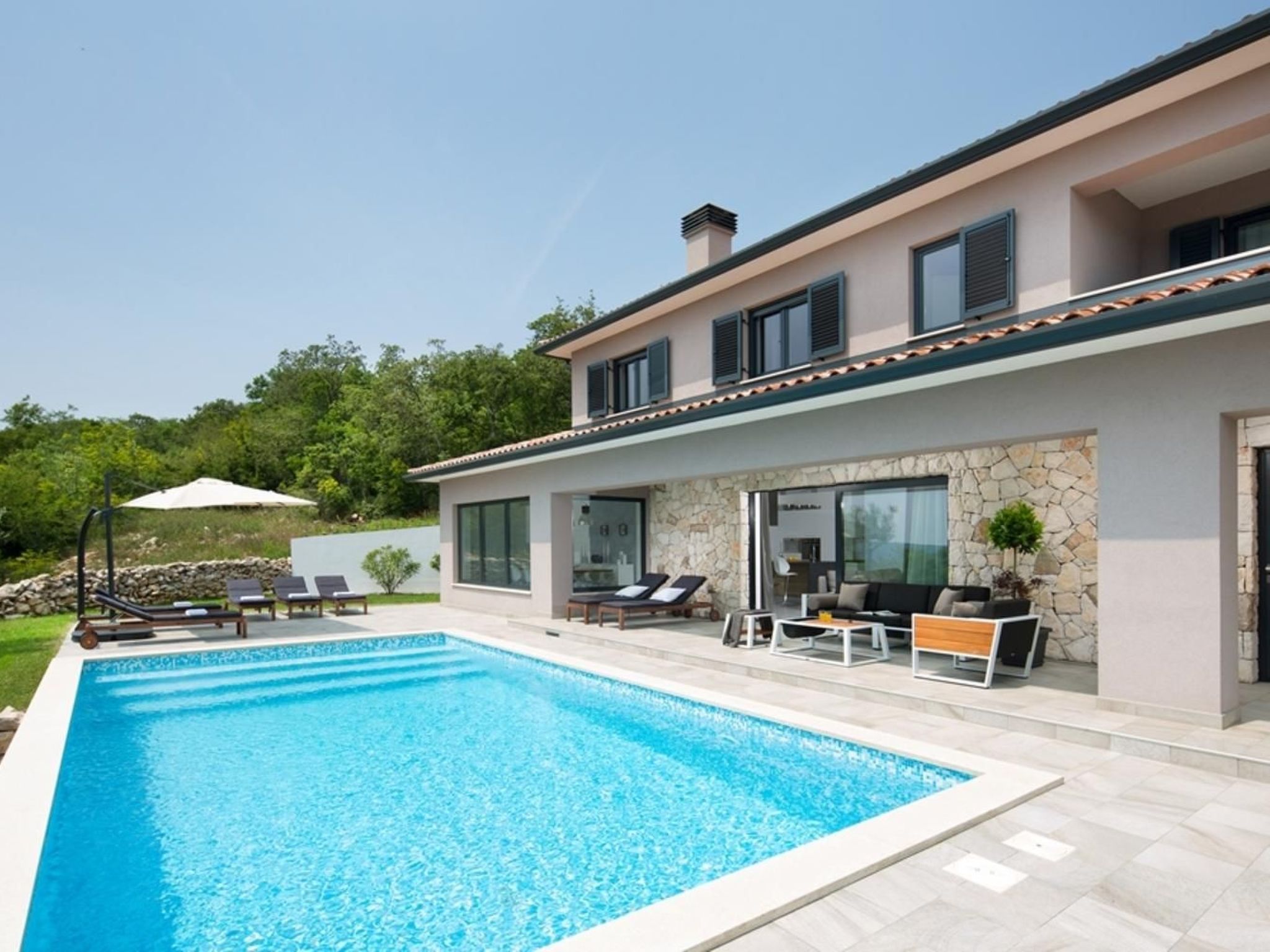 Moderne Villa Arsia mit Pool, gelegen in der Nähe von Labin-Drinnen