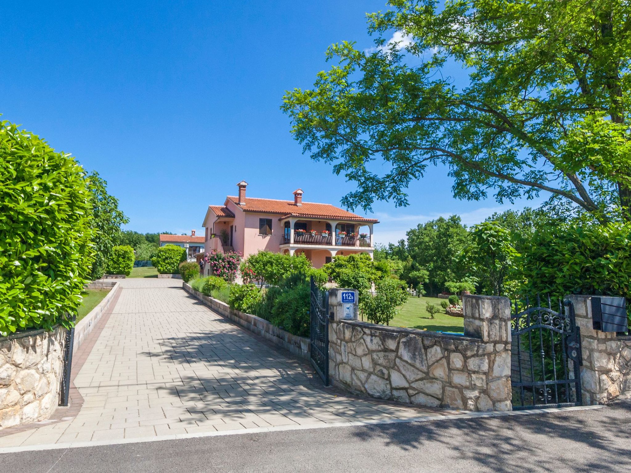 Vollständig freistehendes Haus mit schönem Garten