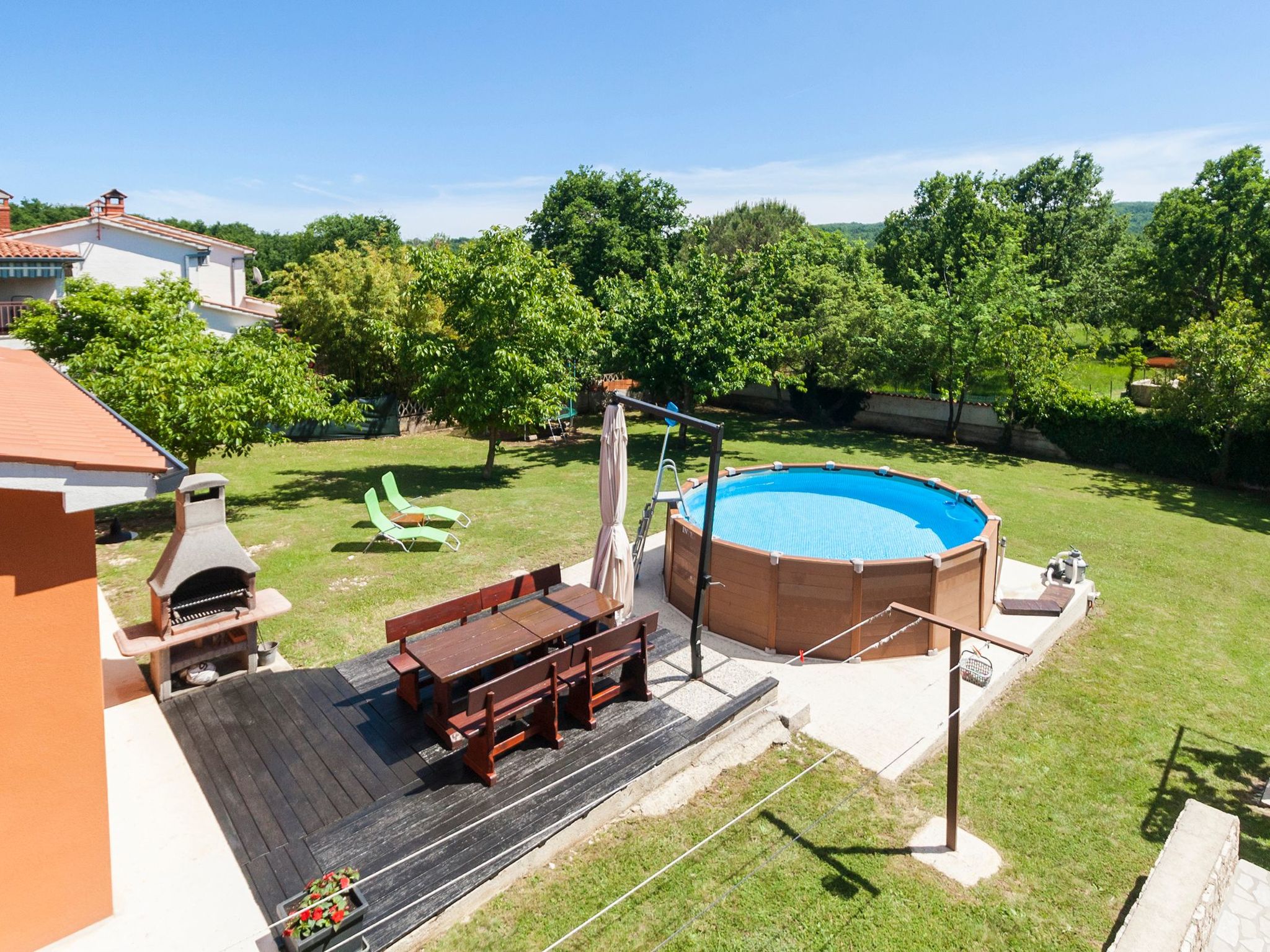 Vollständig freistehendes Haus mit schönem Garten-Dehors