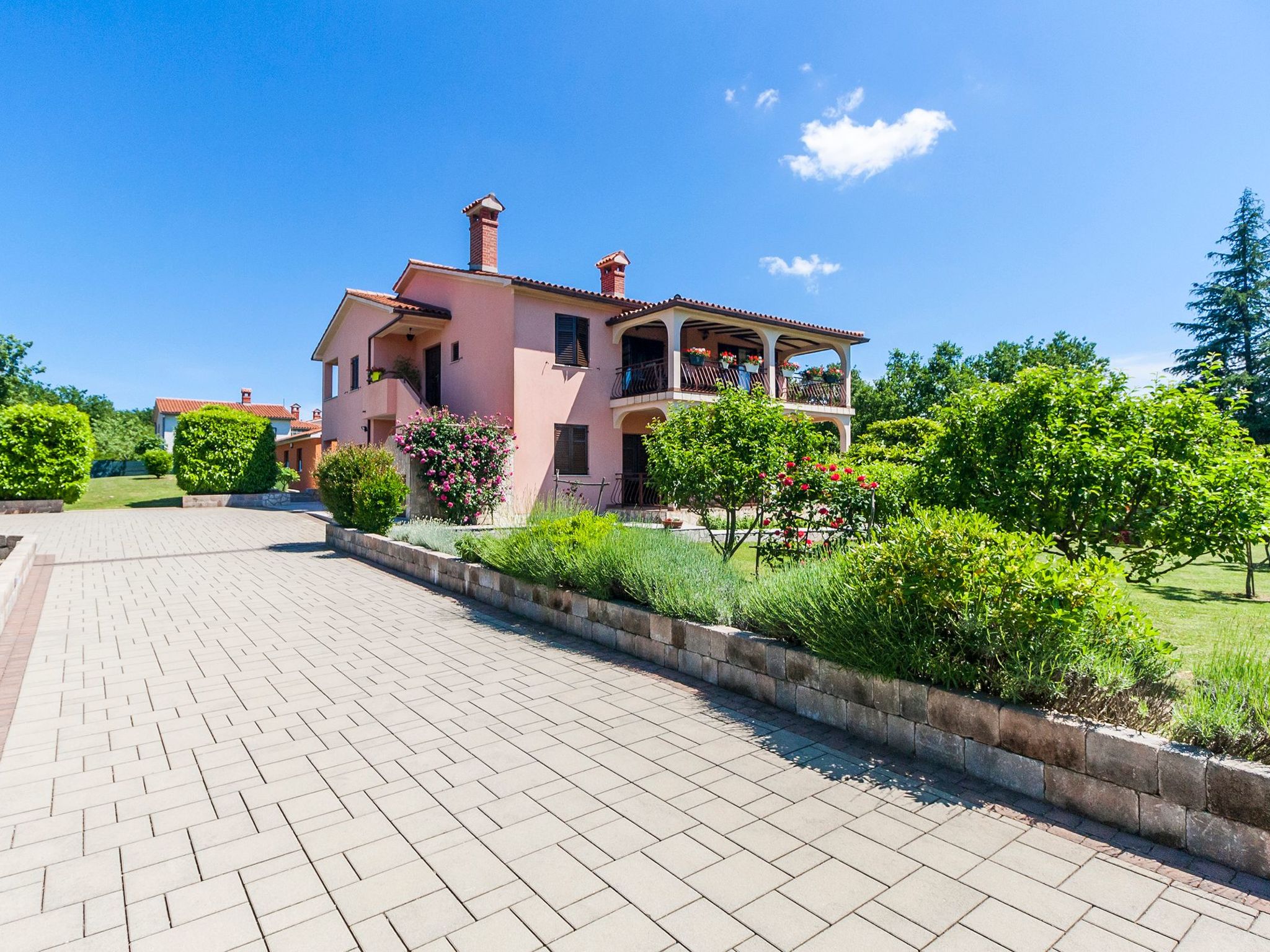 Vollständig freistehendes Haus mit schönem Garten-Dehors