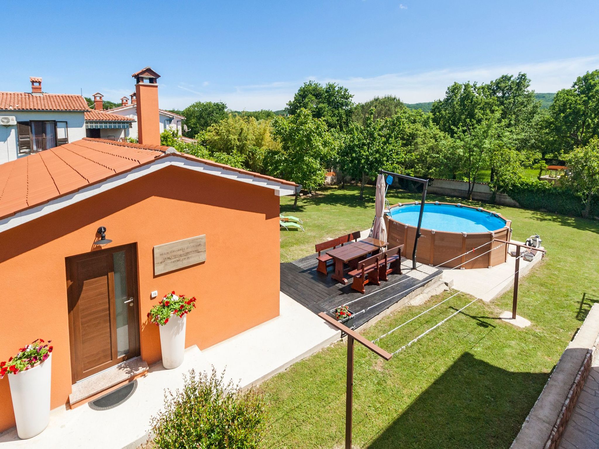 Vollständig freistehendes Haus mit schönem Garten-Dehors