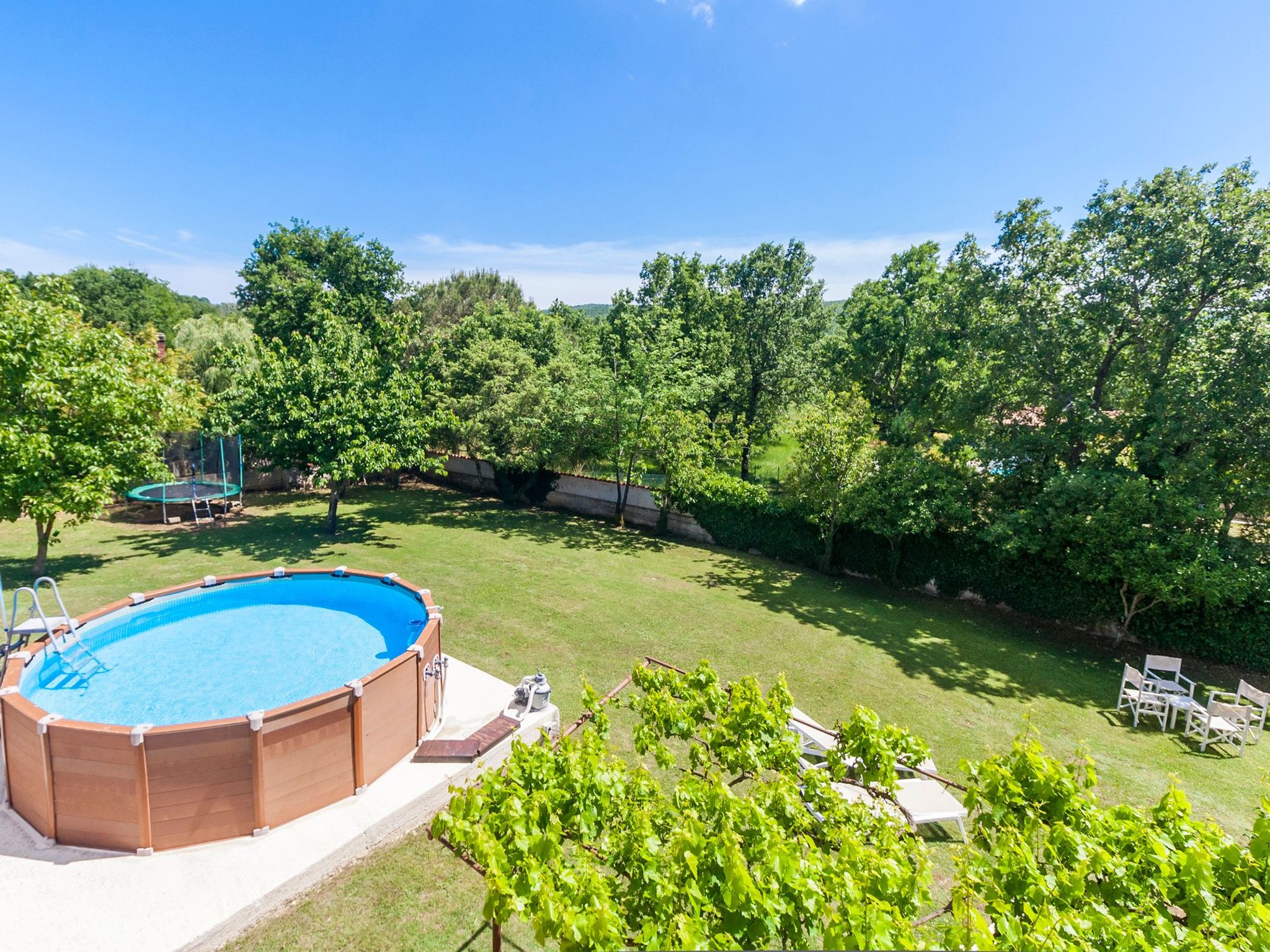 Vollständig freistehendes Haus mit schönem Garten-Dehors