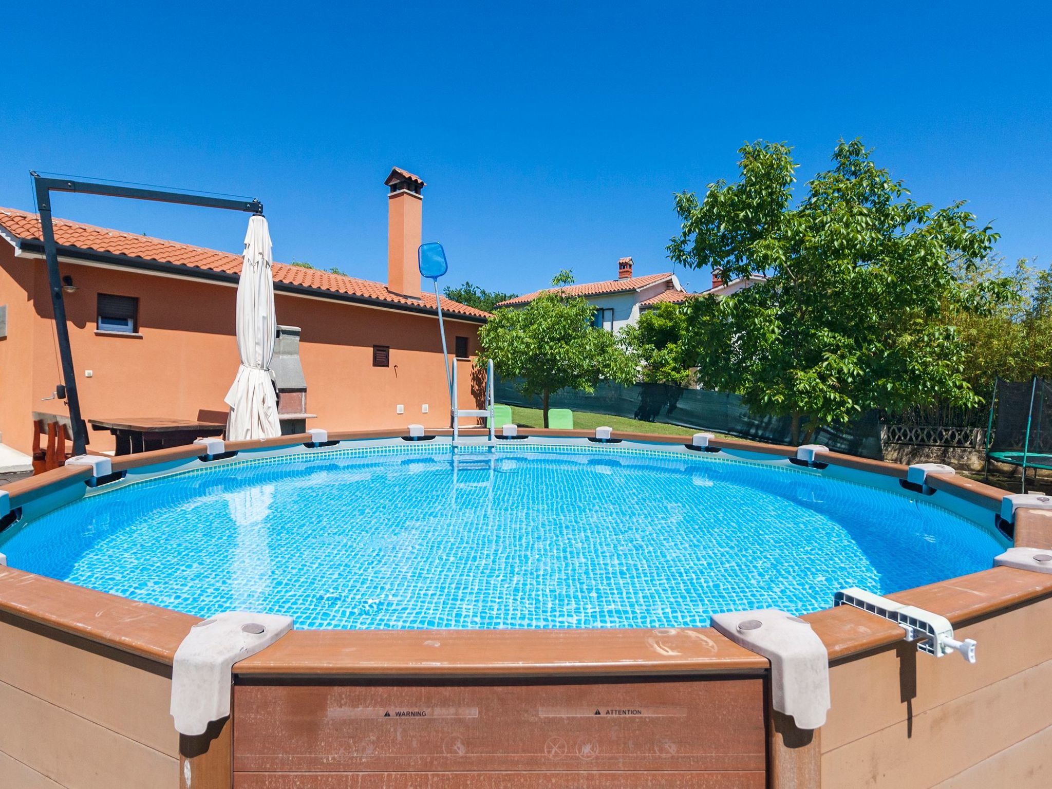Vollständig freistehendes Haus mit schönem Garten-Dehors