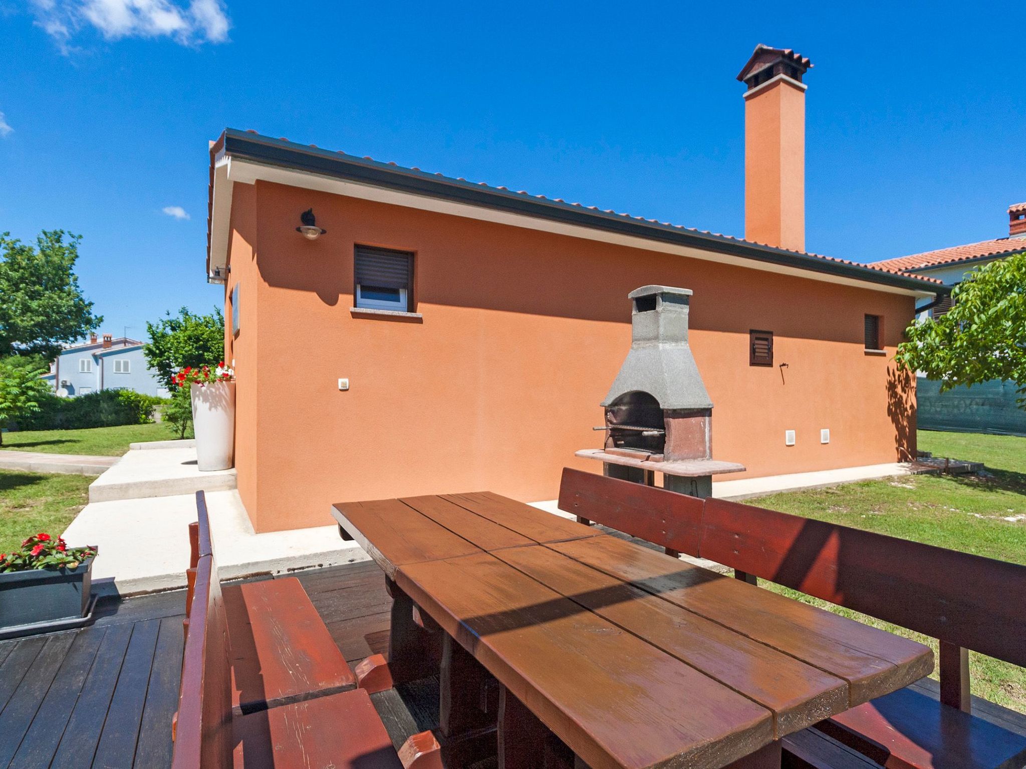 Vollständig freistehendes Haus mit schönem Garten-Dehors