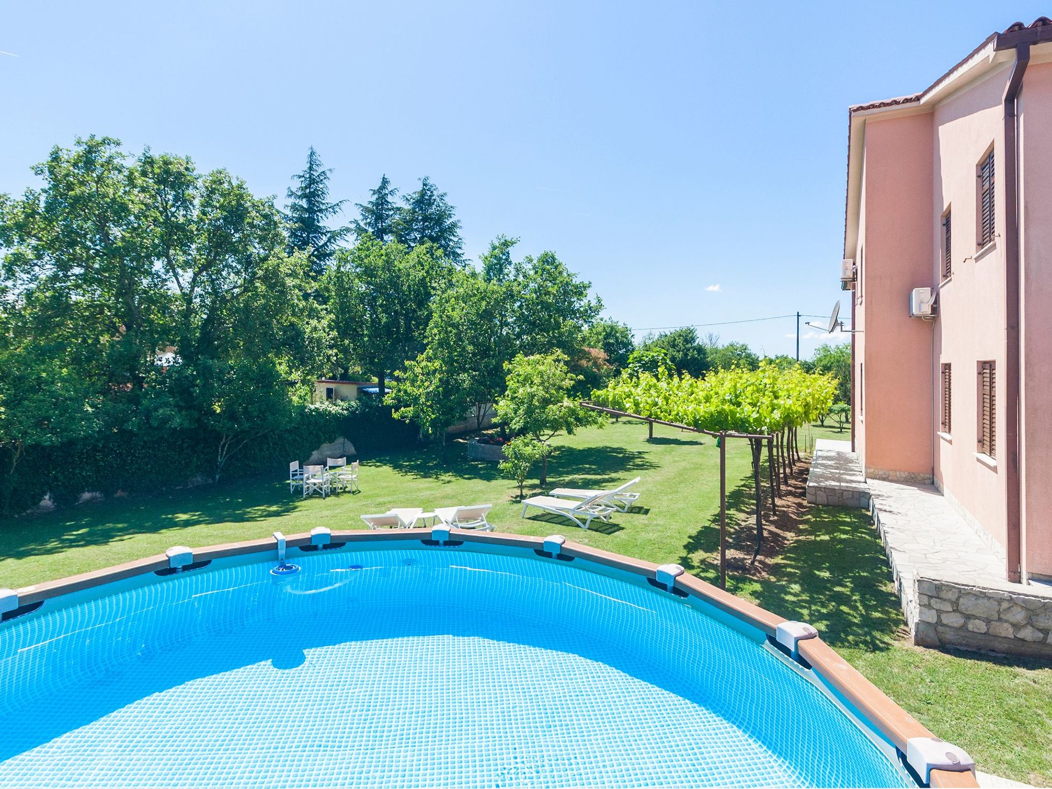 Vollständig freistehendes Haus mit schönem Garten-Image-tags.info