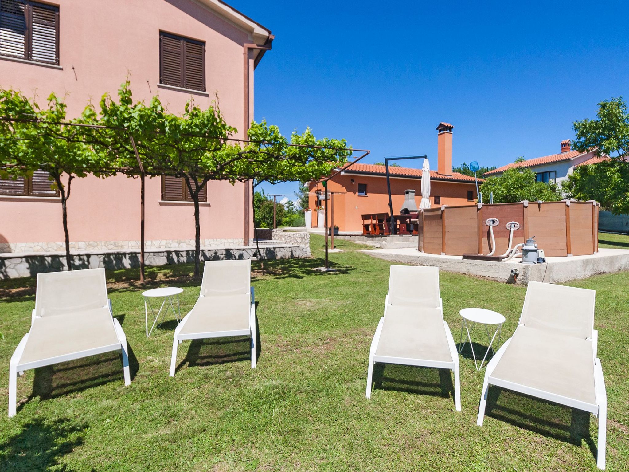 Vollständig freistehendes Haus mit schönem Garten-Dehors