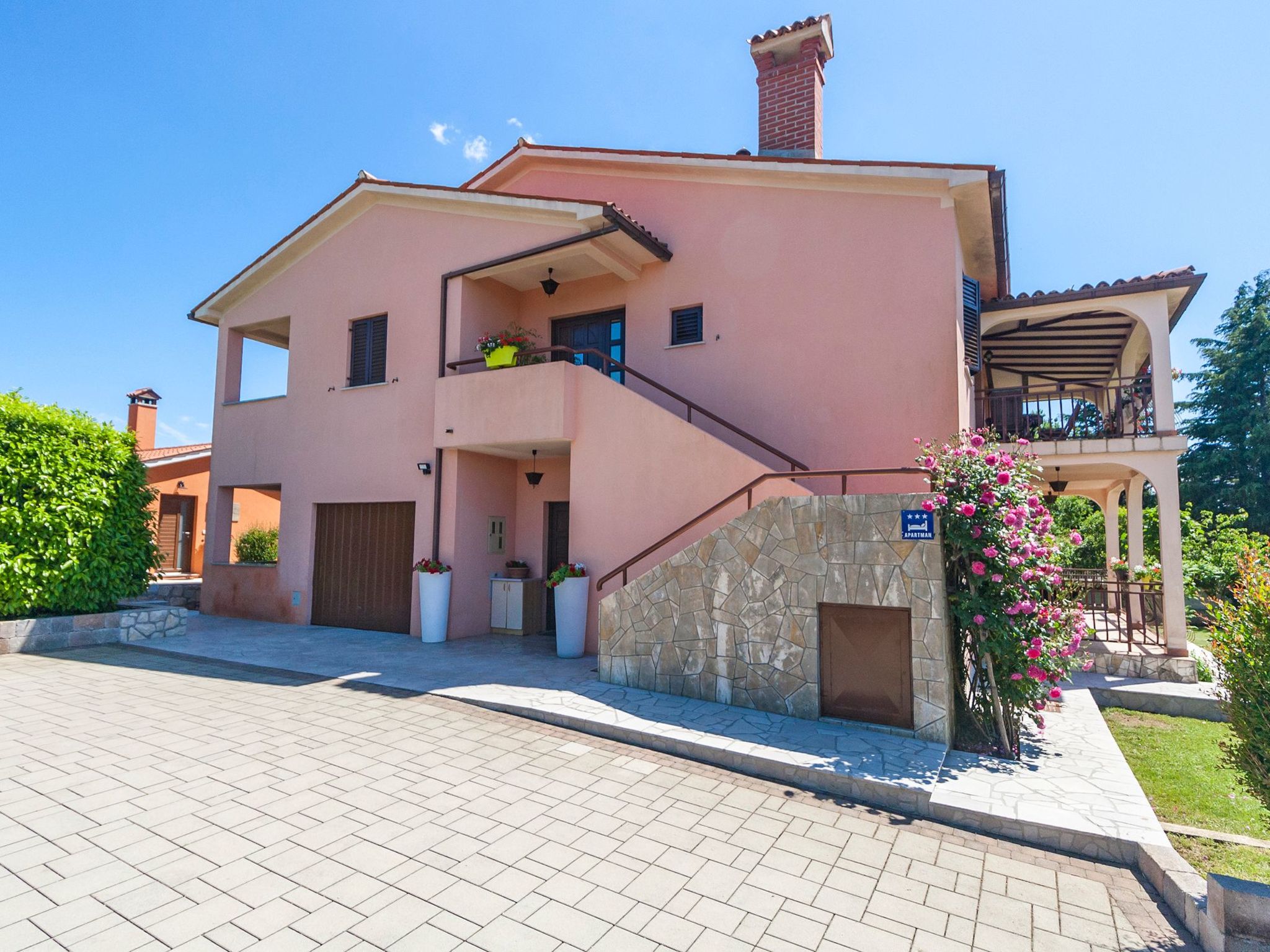 Vollständig freistehendes Haus mit schönem Garten-Dehors