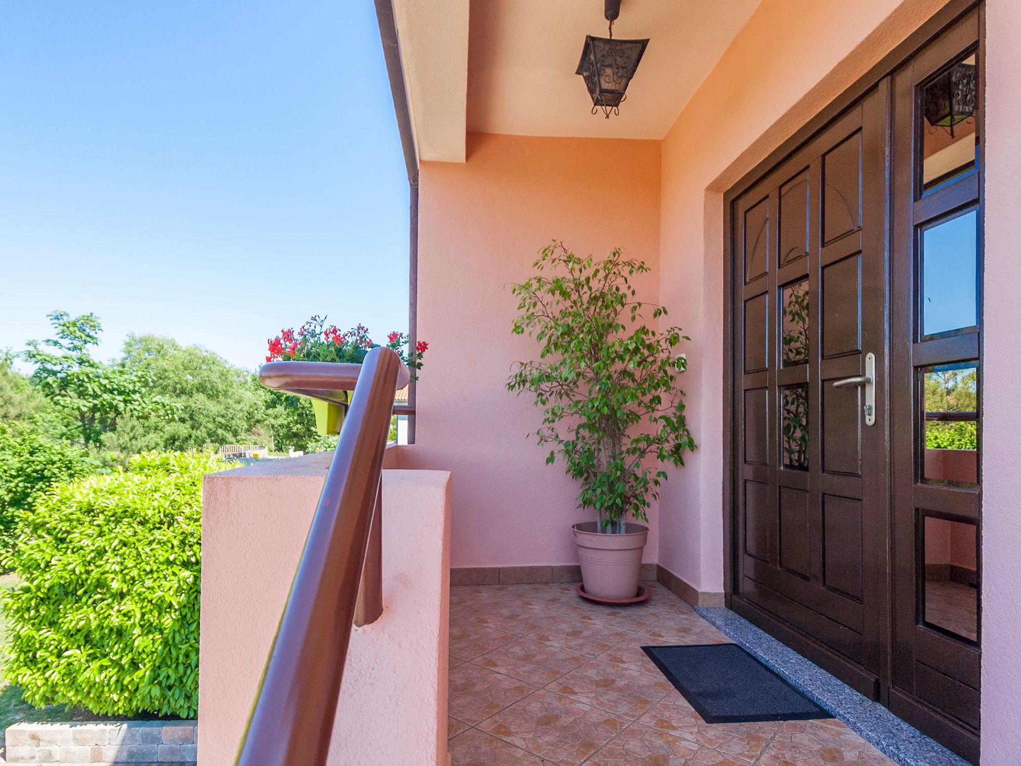 Vollständig freistehendes Haus mit schönem Garten-Dehors