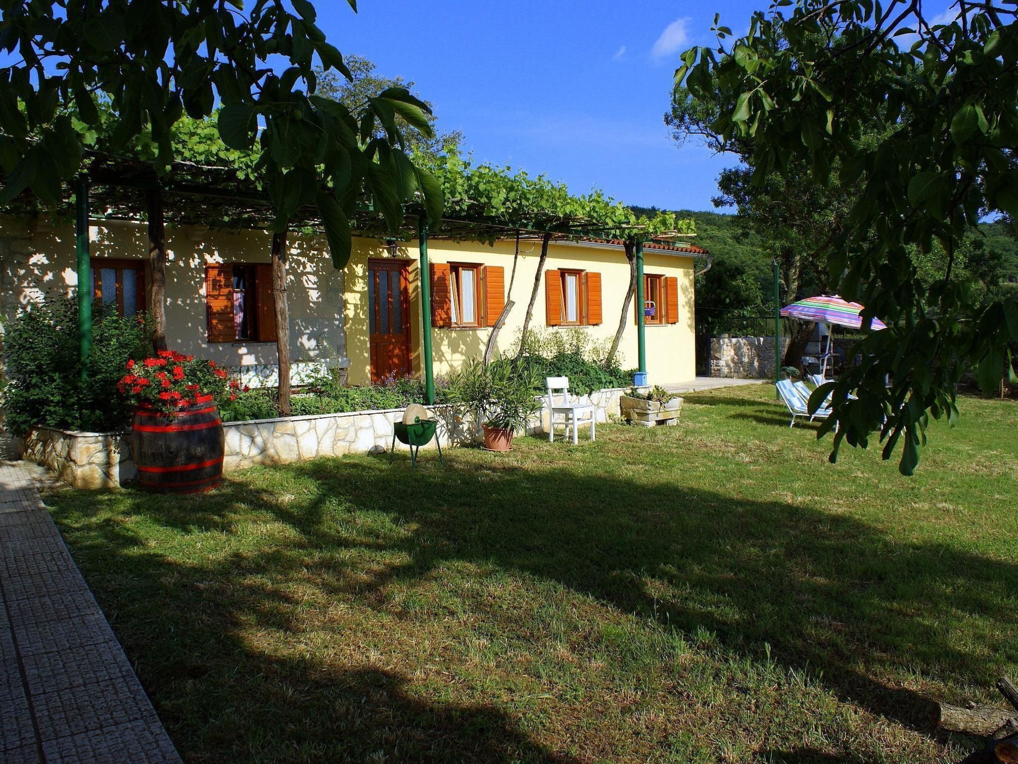 Charmantes Ferienhaus in Bartići mit Terrasse