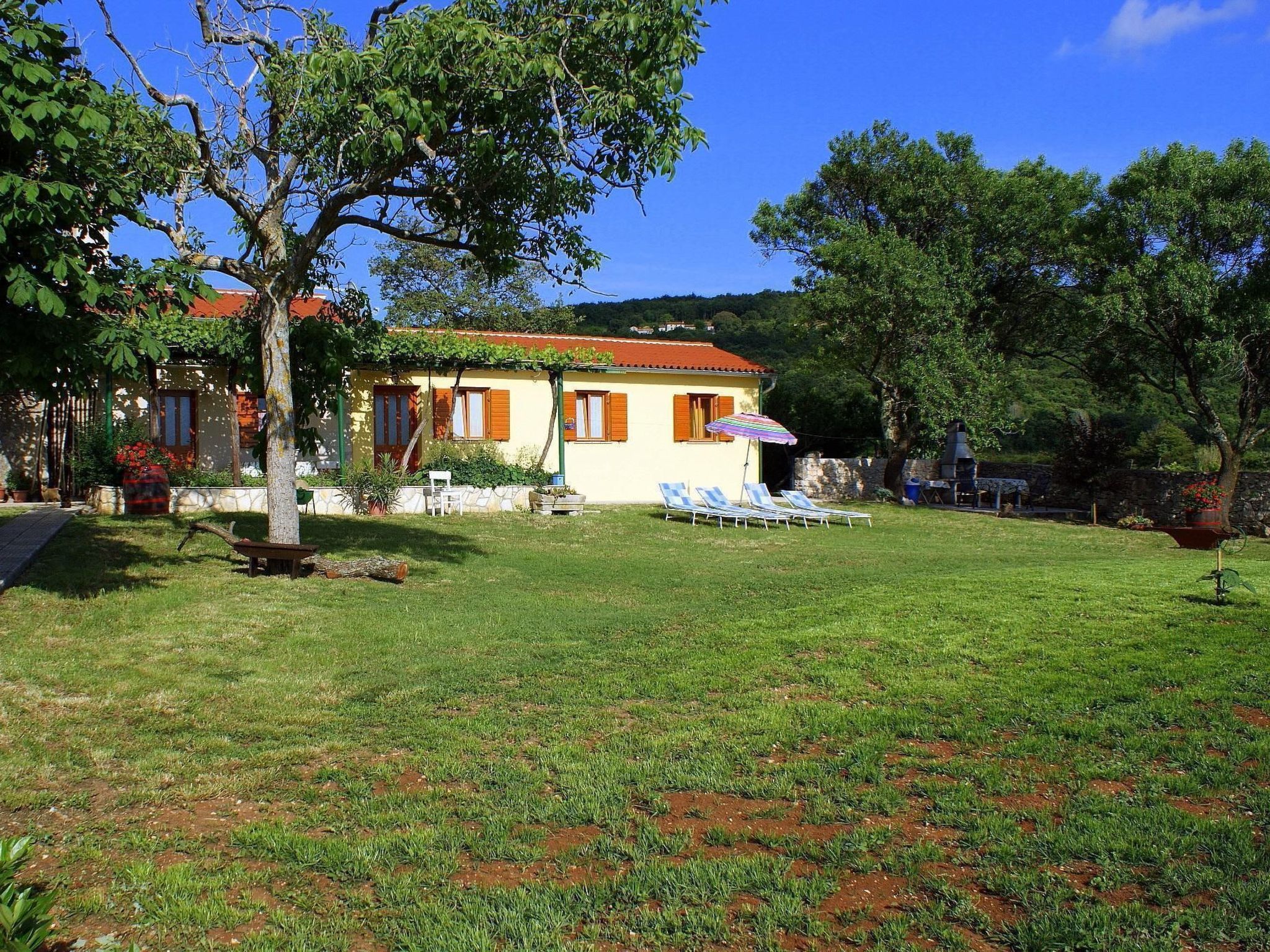 Charmantes Ferienhaus in Bartići mit Terrasse-Binnen