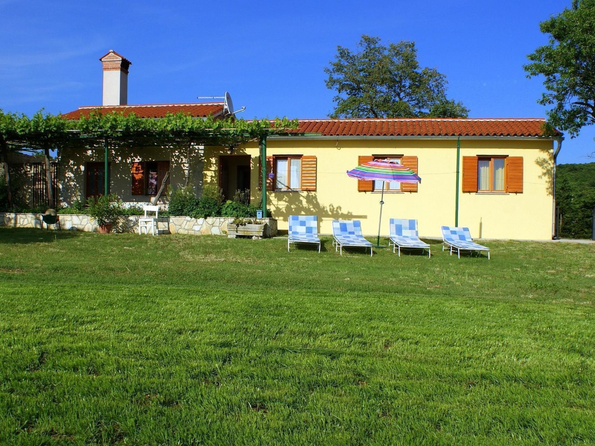 Charmantes Ferienhaus in Bartići mit Terrasse-Binnen