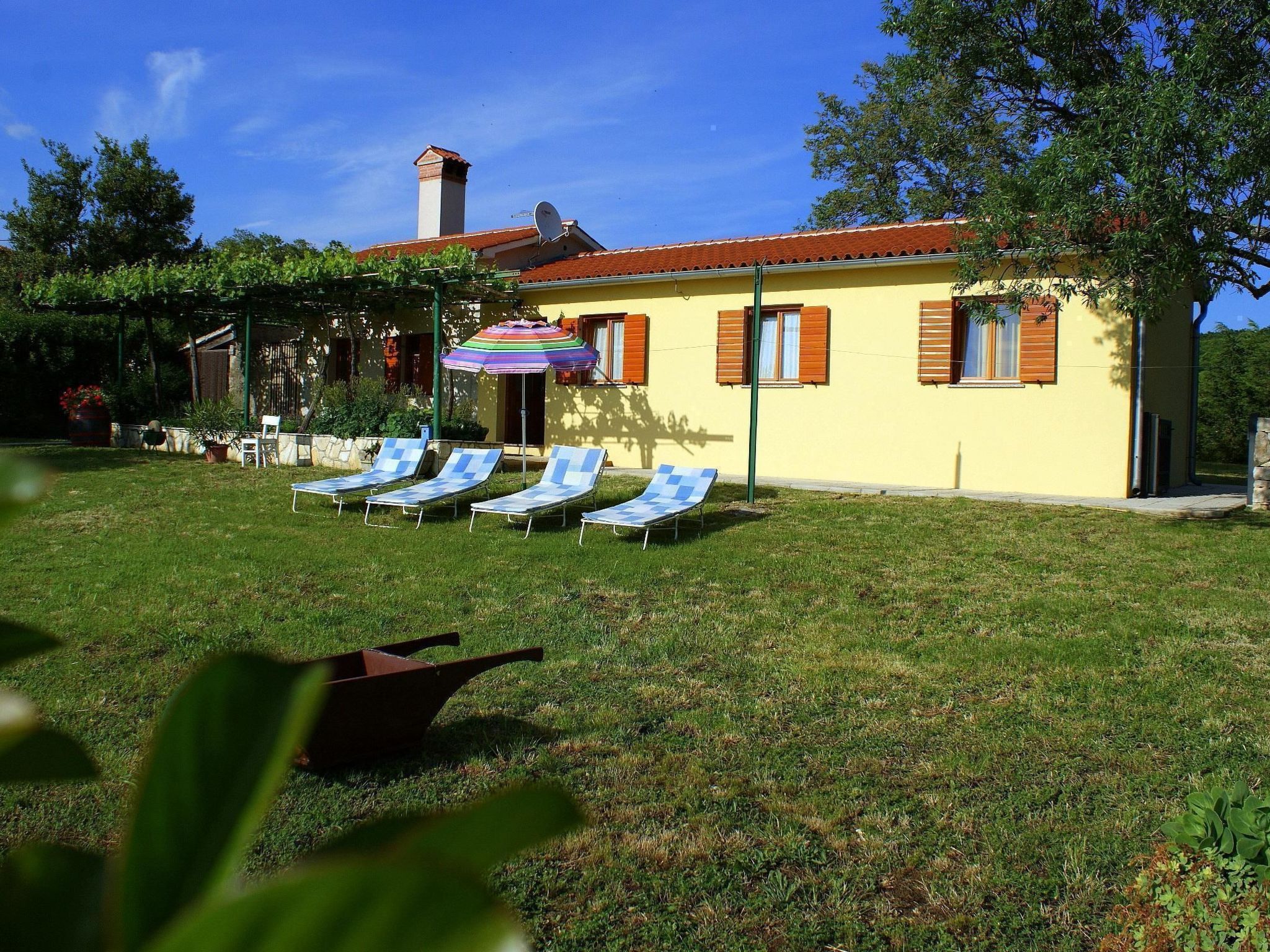 Charmantes Ferienhaus in Bartići mit Terrasse-Binnen