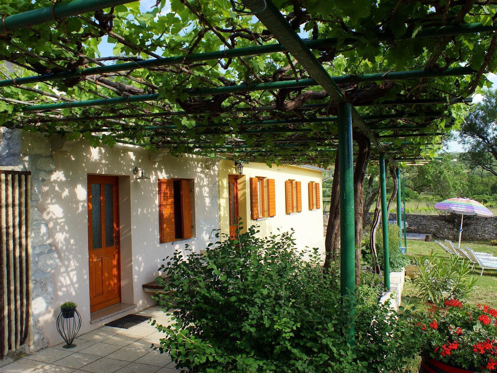 Charmantes Ferienhaus in Bartići mit Terrasse-Binnen